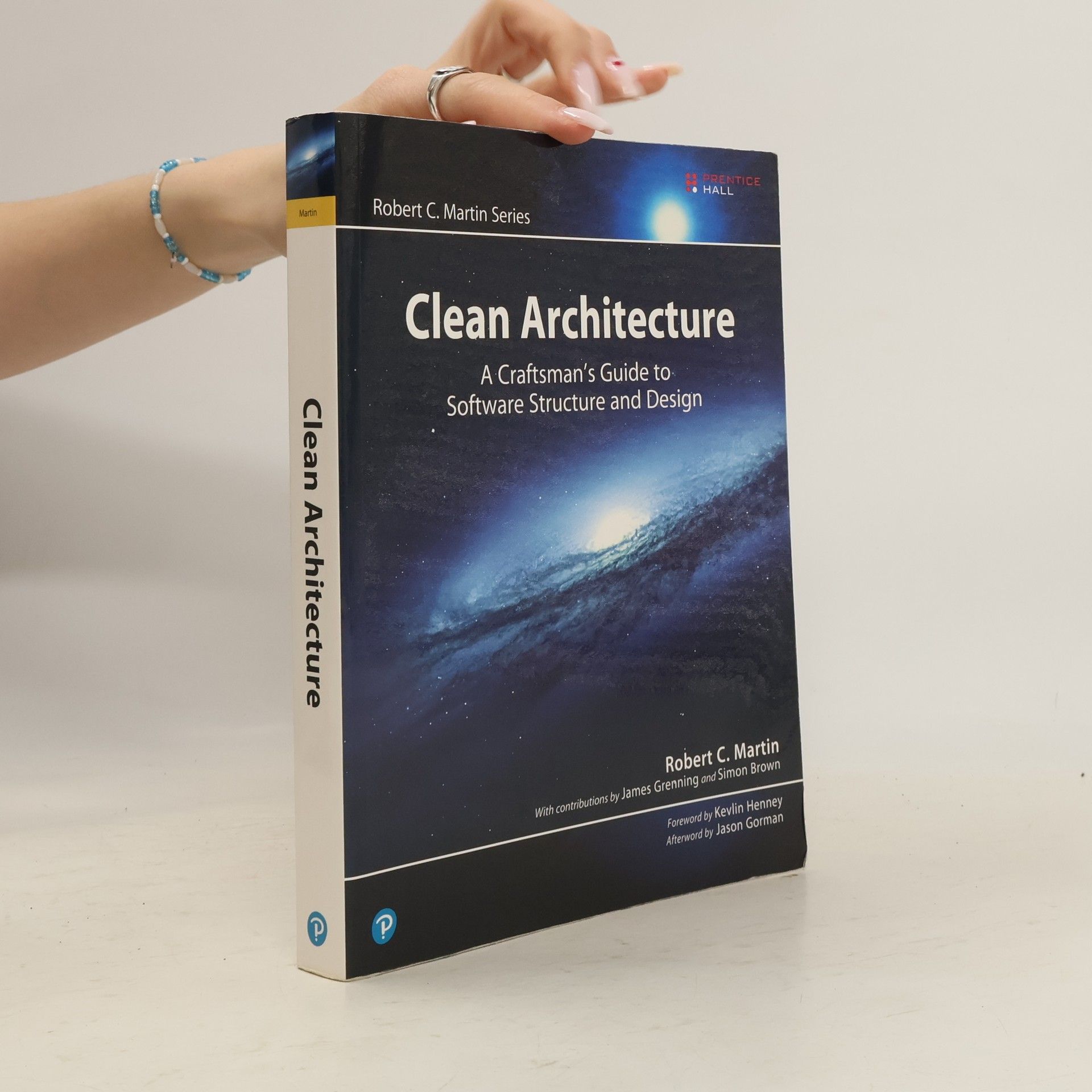 Robert C. Martin Clean architecture: a craftsman's guide to software structure and design