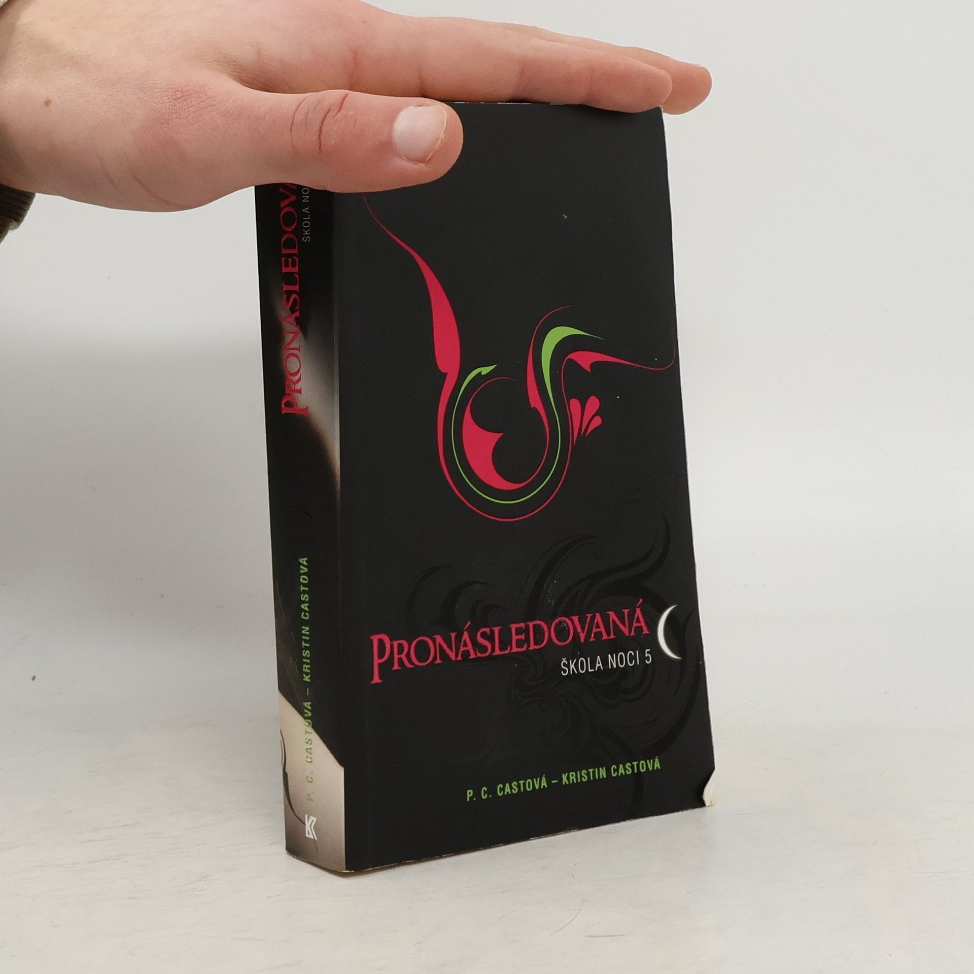 Phyllis Christine Cast Škola noci 5. Pronásledovaná