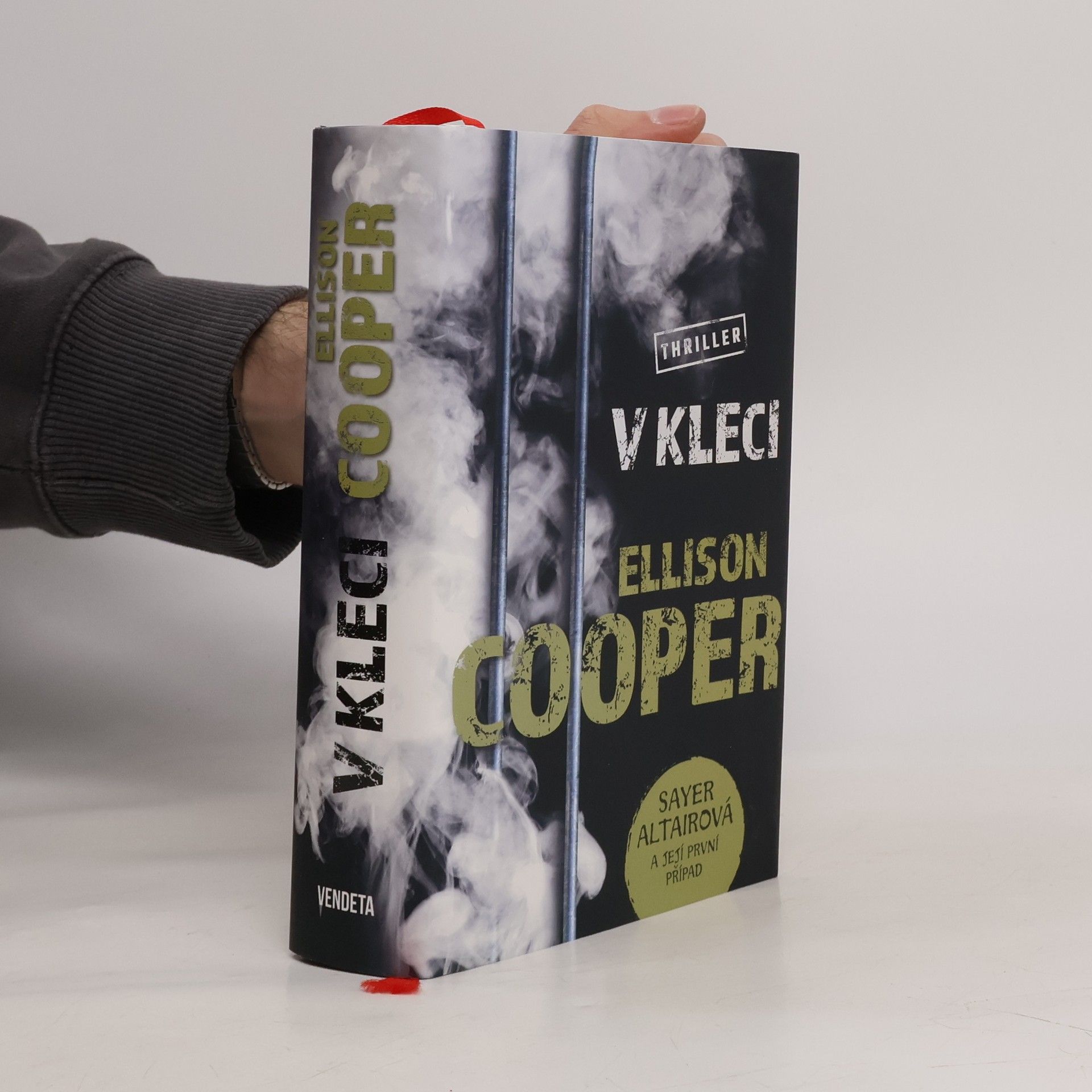 Ellison Cooper V kleci