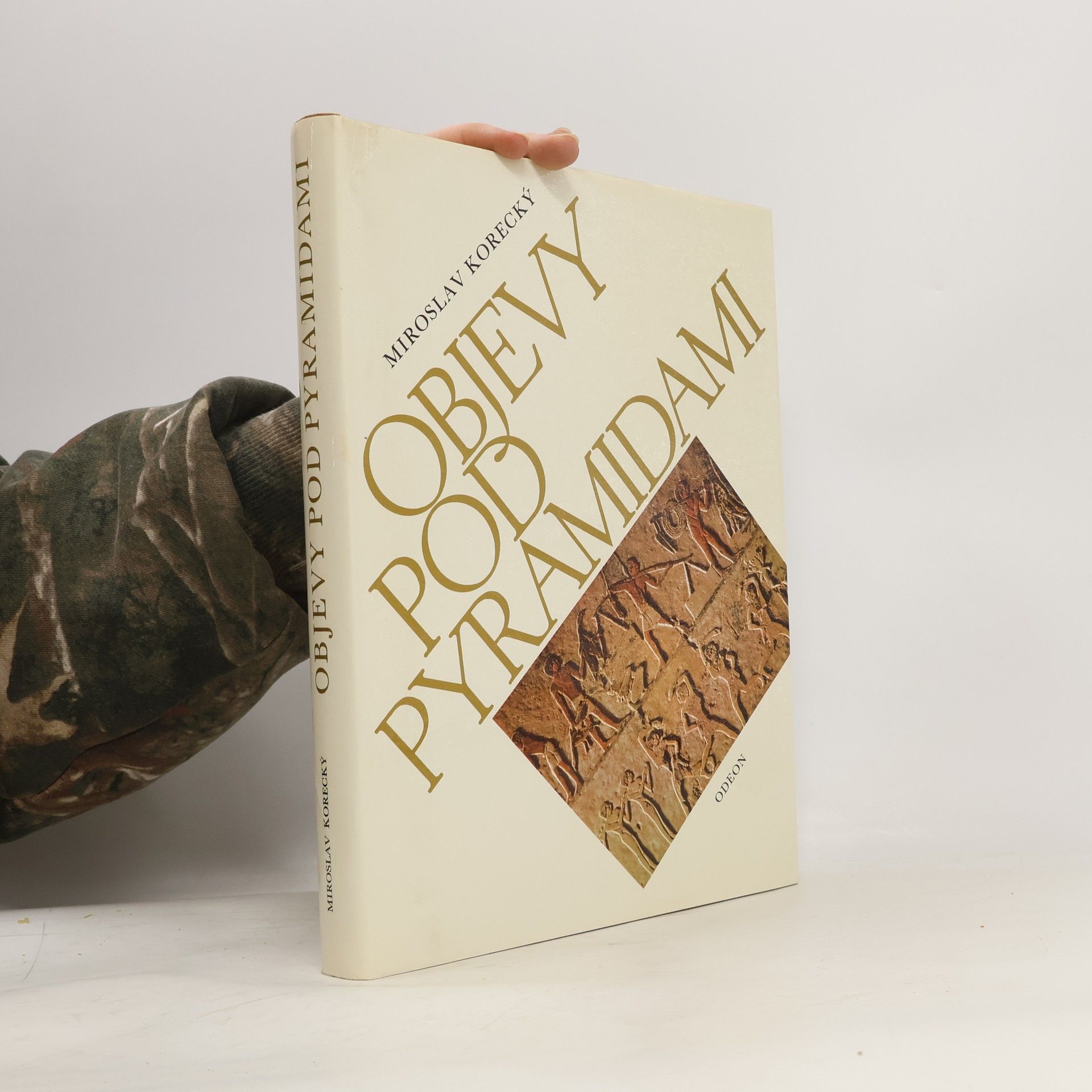 Objevy pod pyramidami