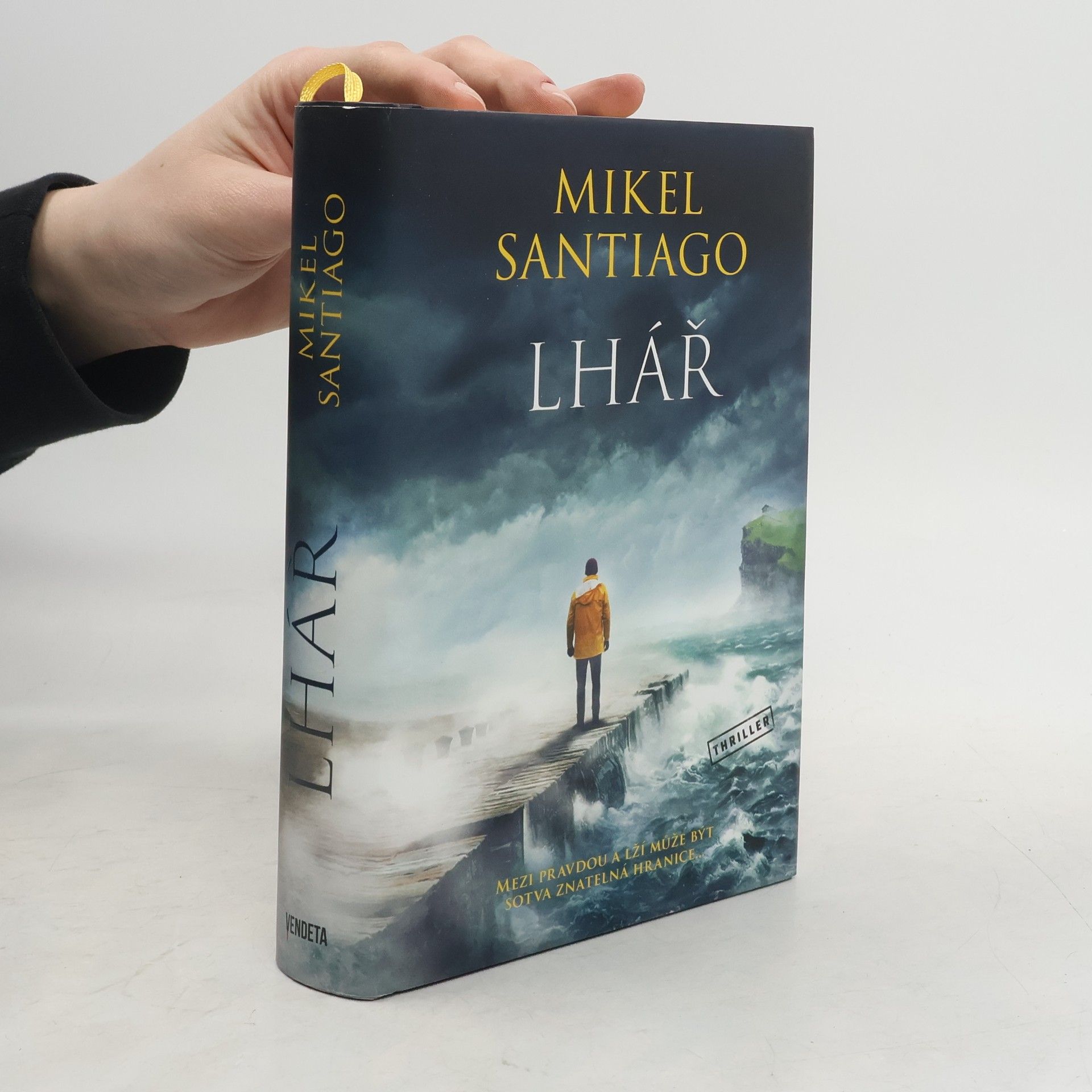 Mikel Santiago Lhář