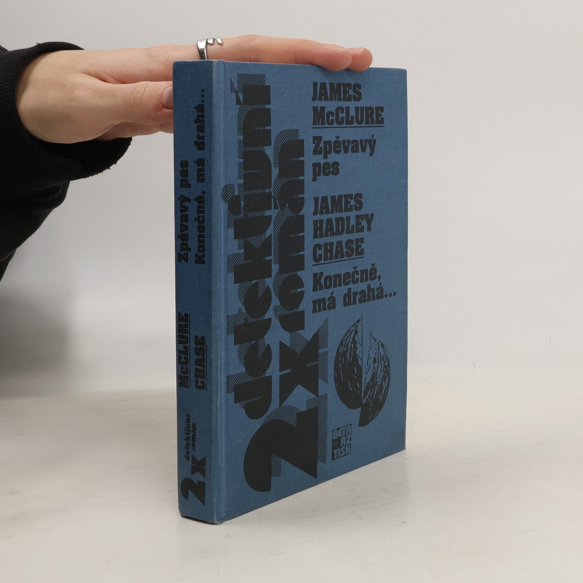 2x detektivní román. Zpěvavý pes. Konečně, má drahá...