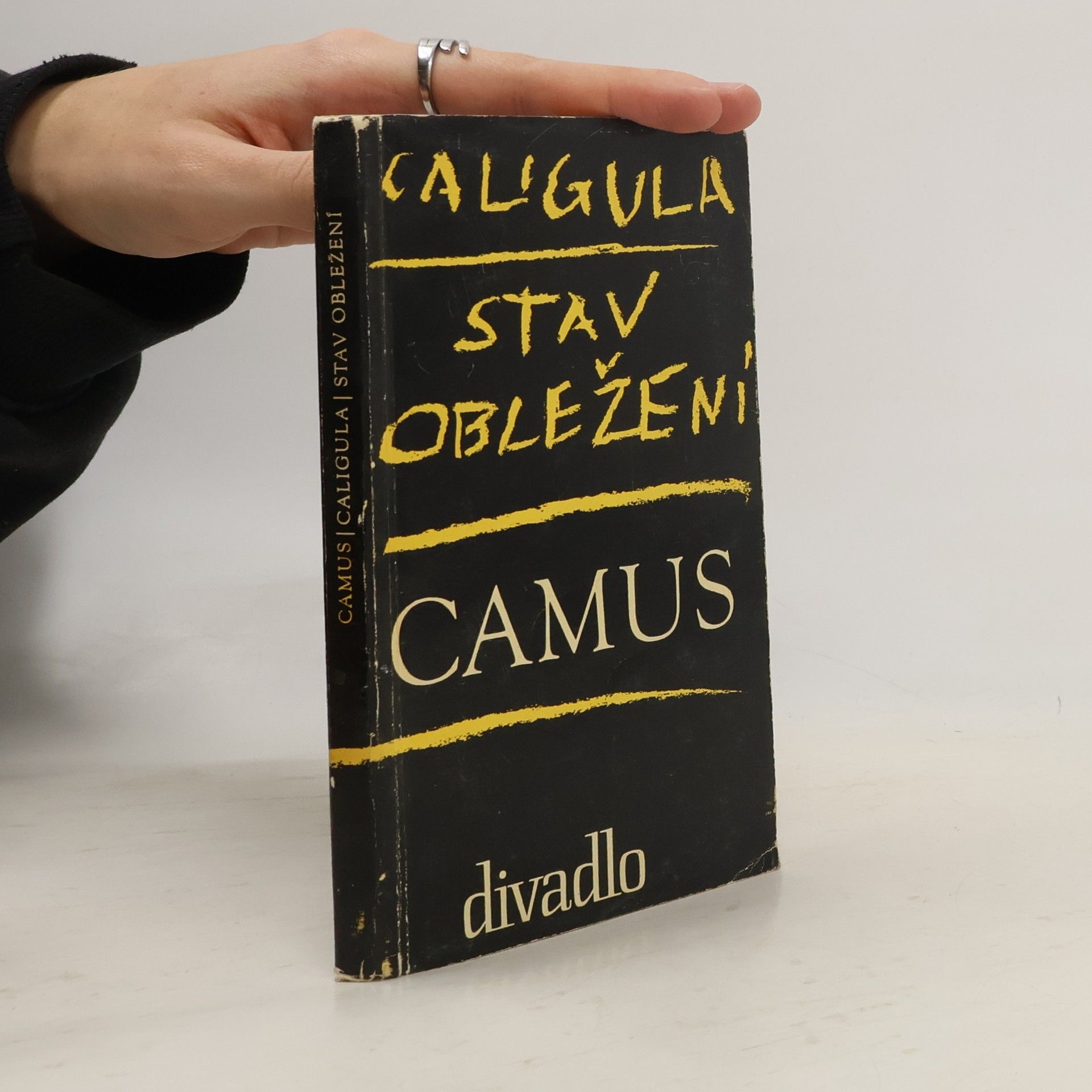 Albert Camus Caligula. Stav obležení.