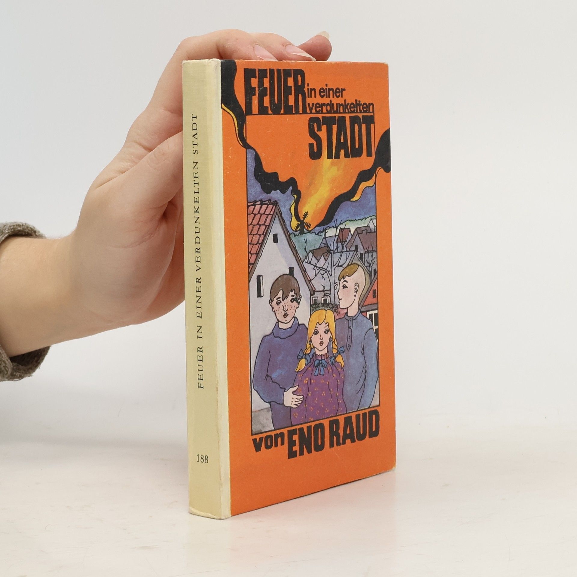 Feuer in einer verdunkelten Stadt