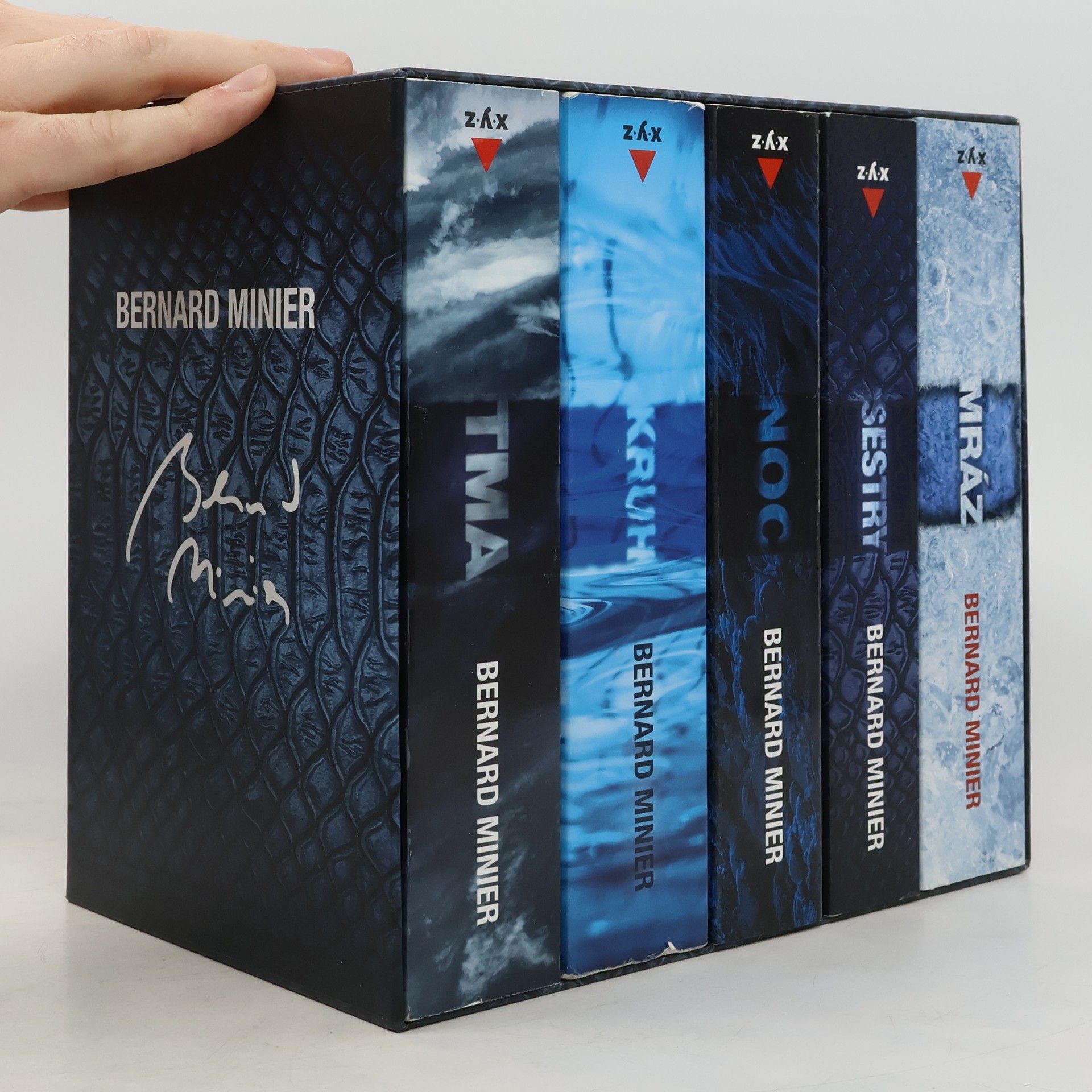 Bernard Minier 5x Bernard Minier (box): Mráz / Kruh / Tma / Noc / Sestry