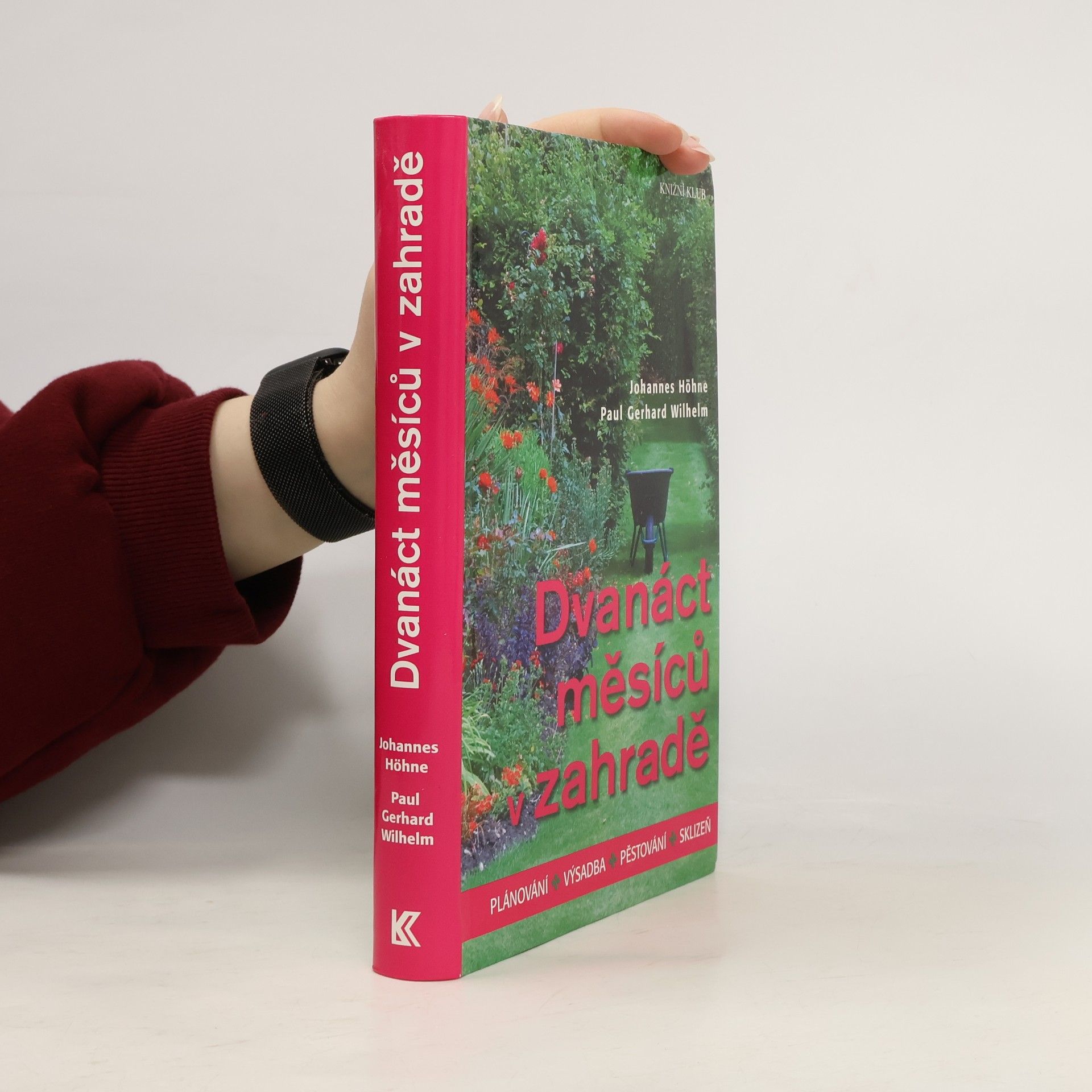 Johannes Höhne Dvanáct měsíců v zahradě : plánování, výsadba, pěstování, sklizeň