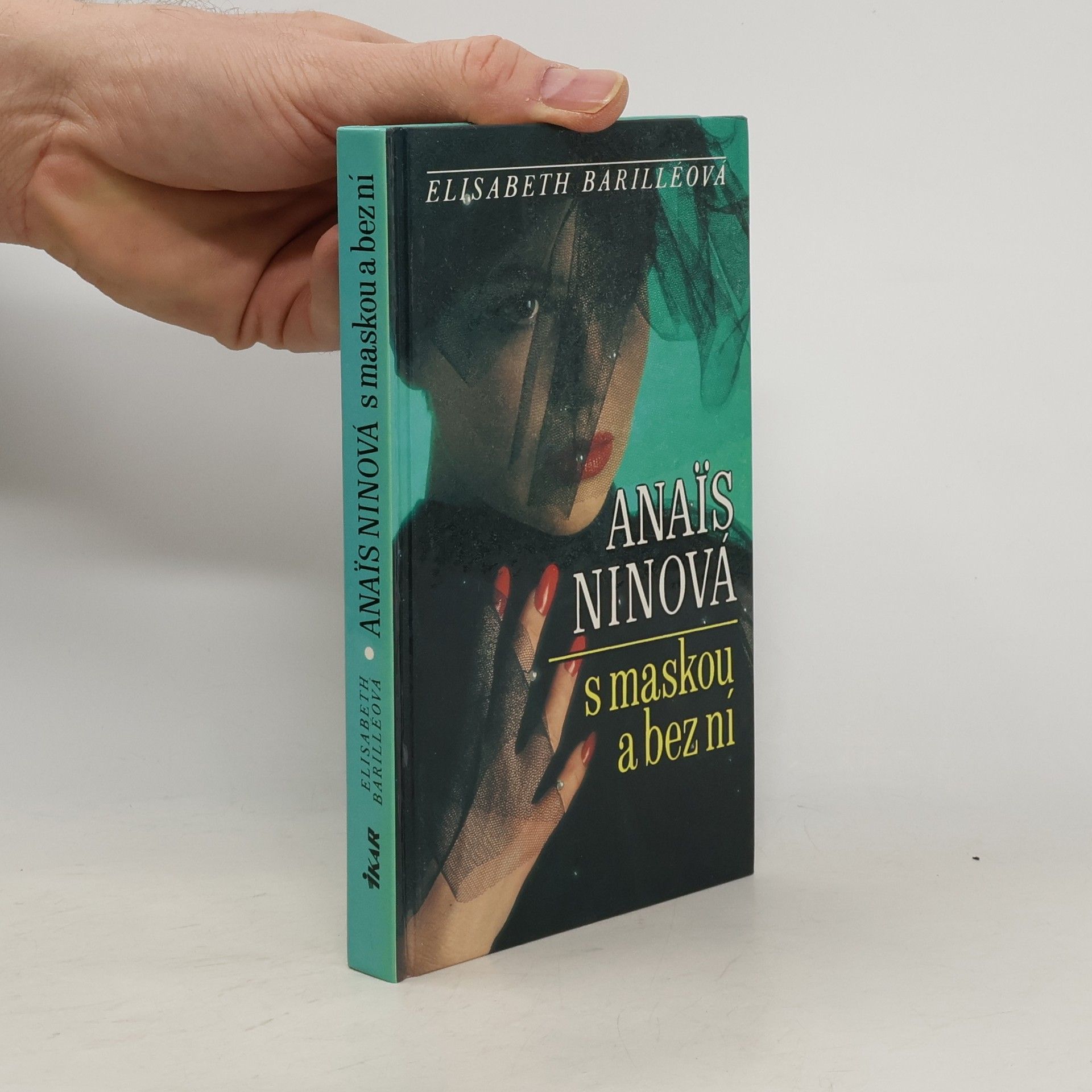 Anaïs Ninová s maskou a bez ní