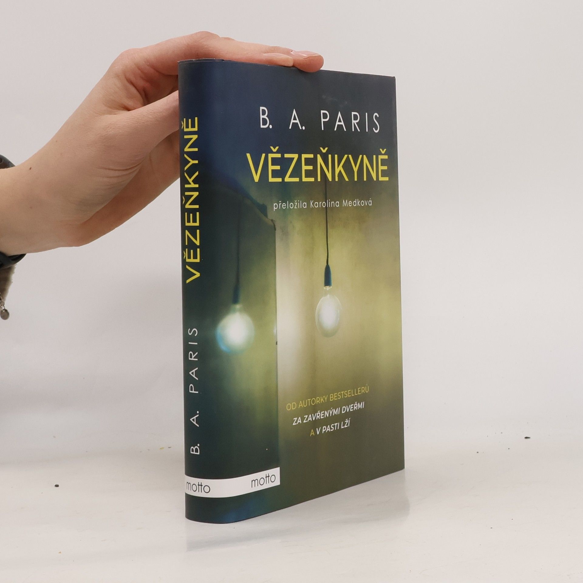 B. A. Paris Vězenkyně