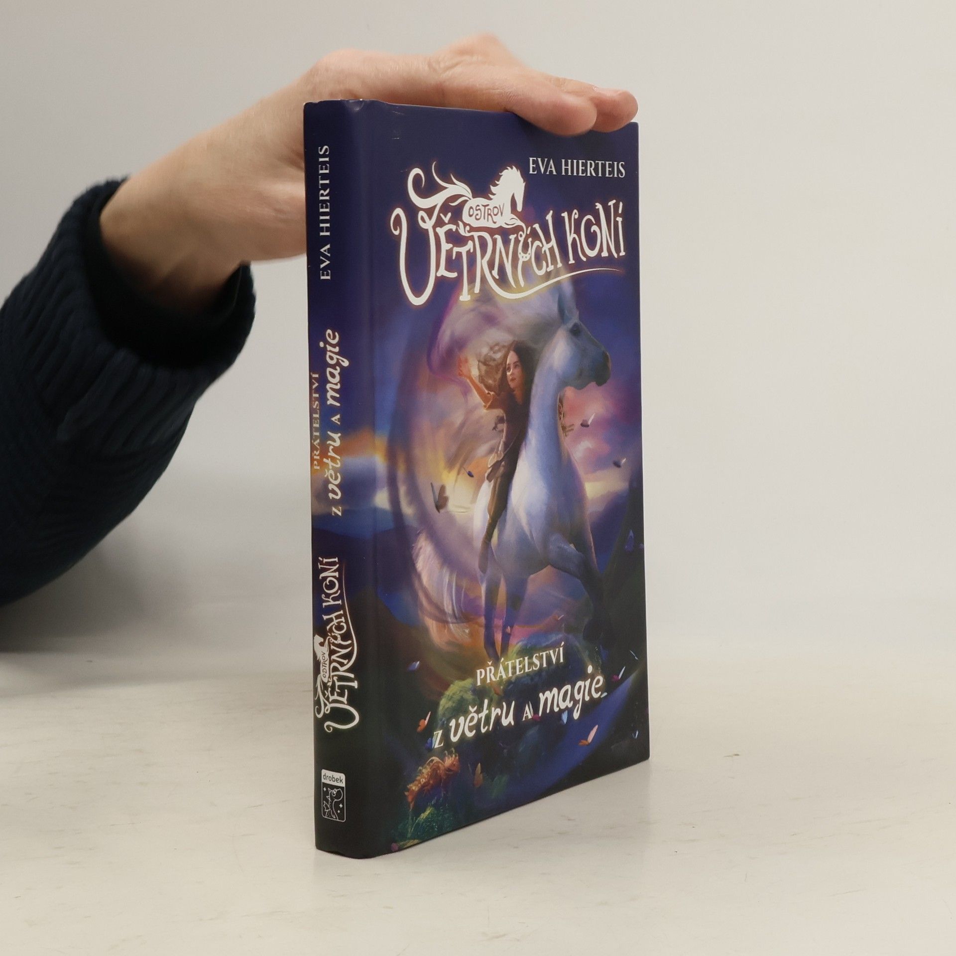 Eva Hierteis Ostrov větrných koní : přátelství z větru a magie