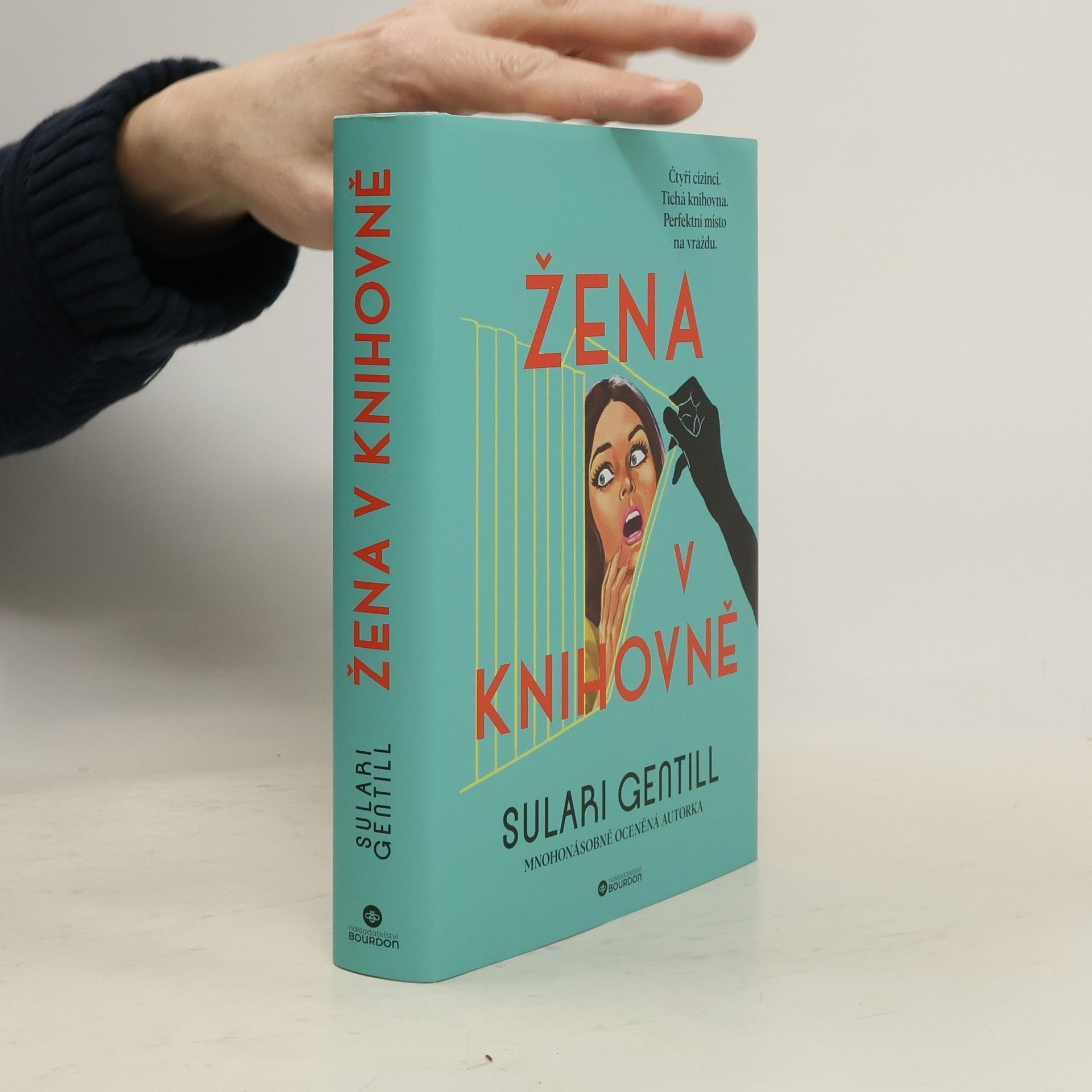 Gentill Sulari Žena v knihovně