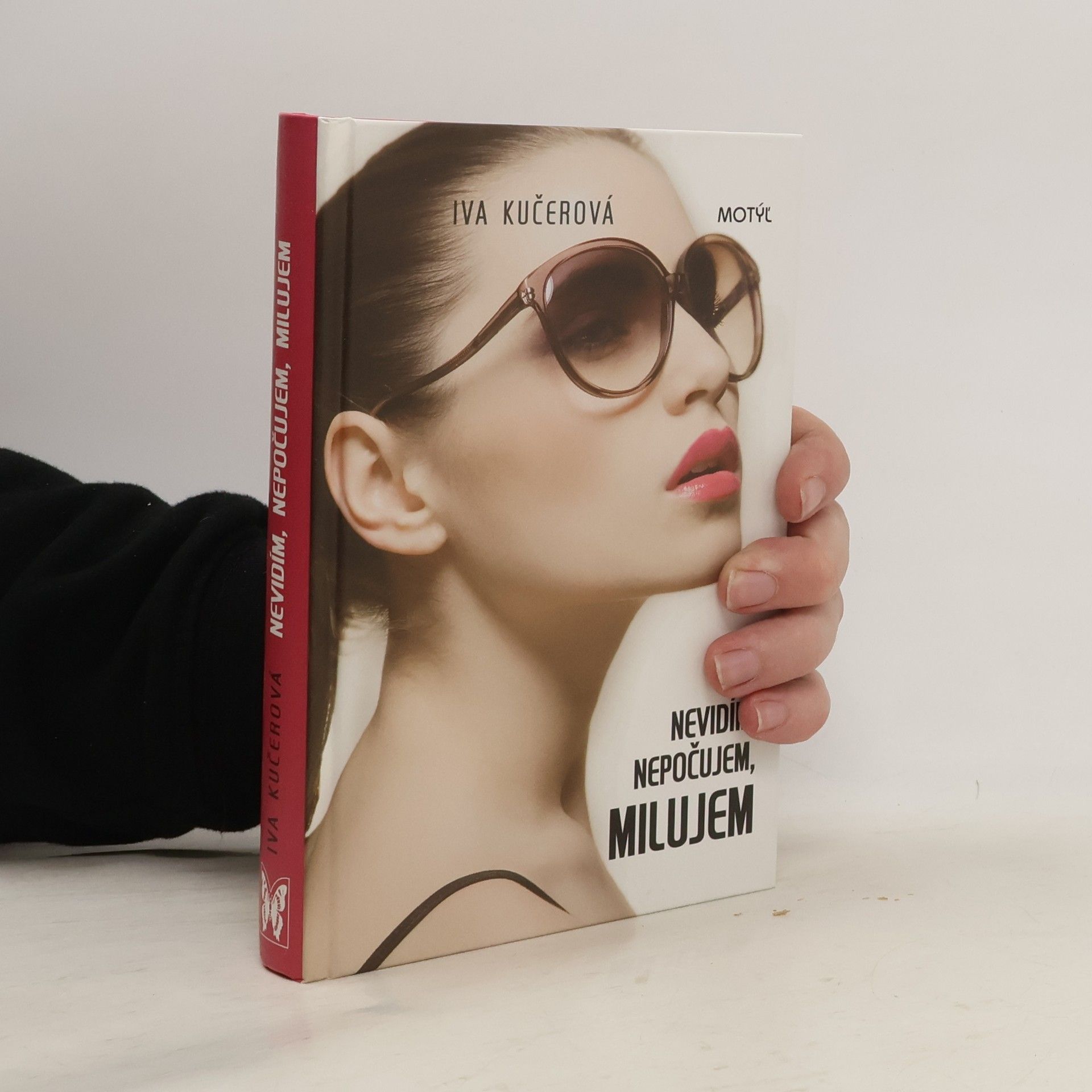 Iva Kučerová Nevidím, nepočujem, milujem