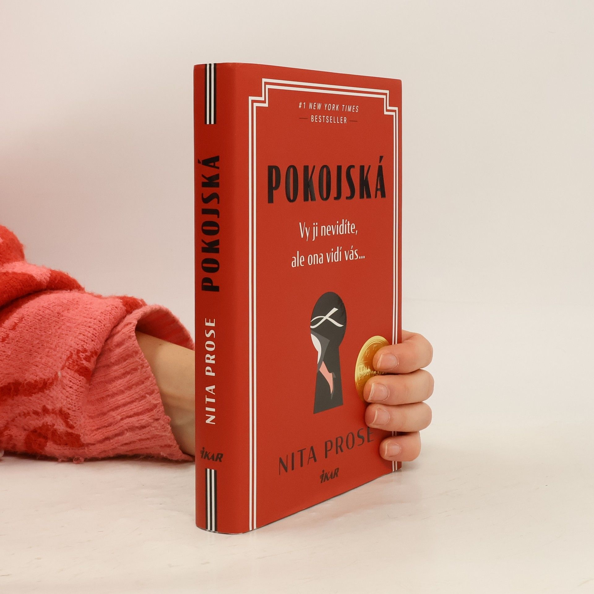 Nita Prose Pokojská: vy ji nevidíte, ale ona vidí vás...