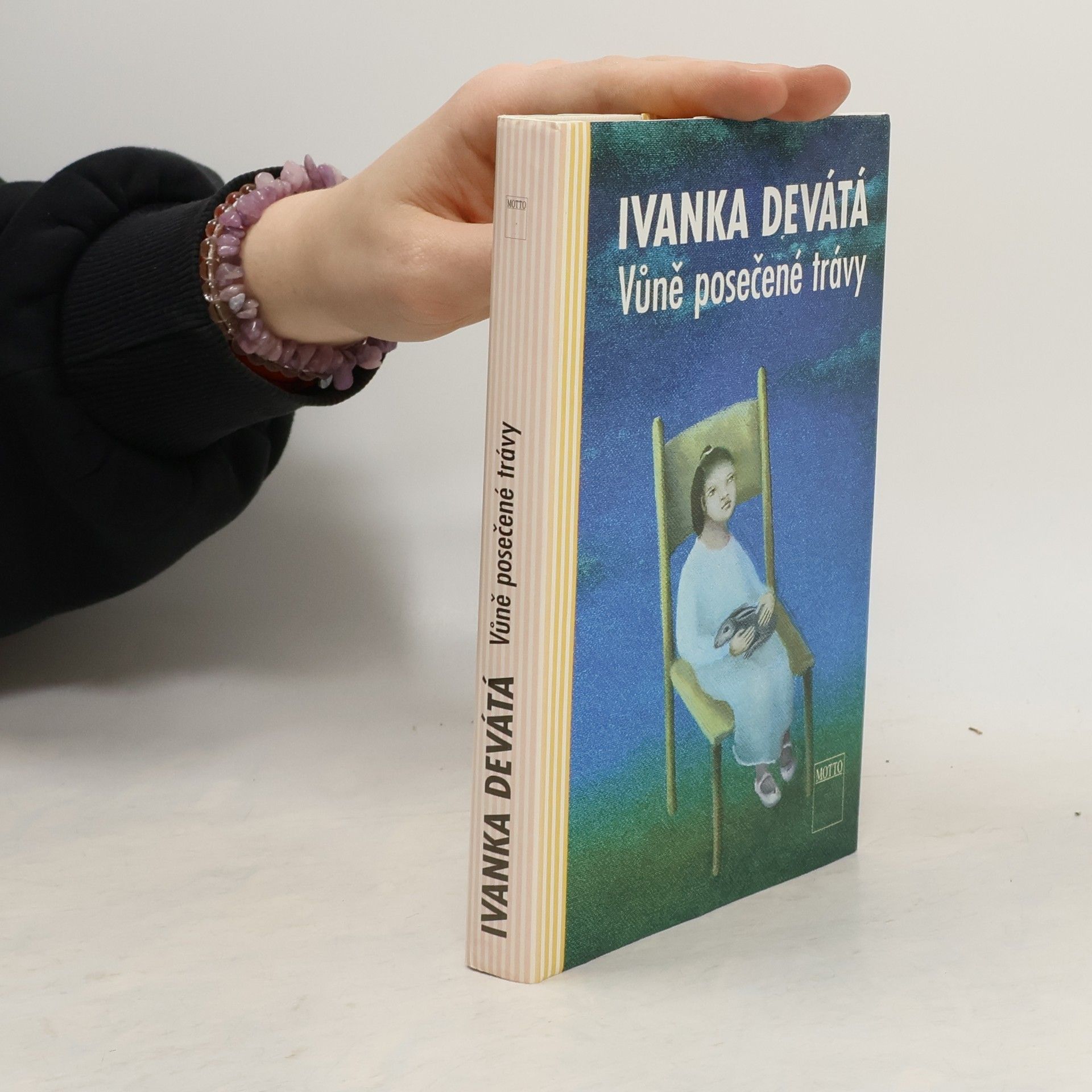 Vůně posečené trávy