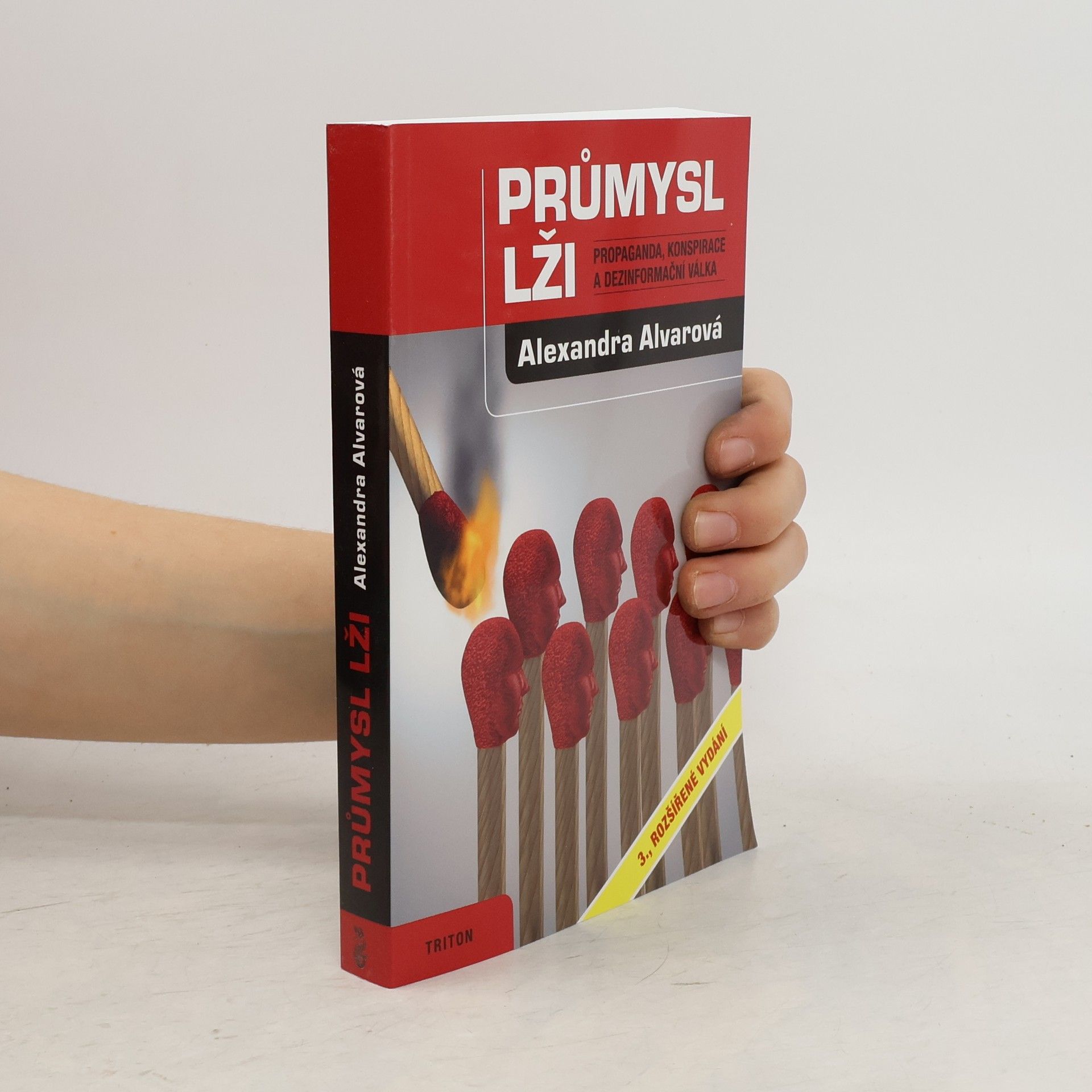 Alexandra Alvarová Průmysl lži : propaganda, konspirace a dezinformační válka