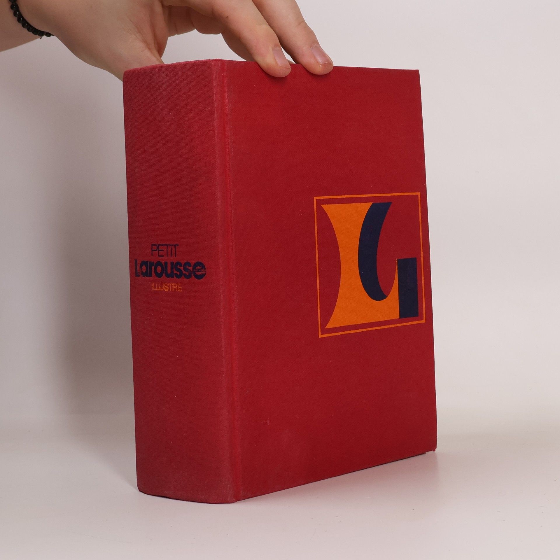 Collectif d'auteurs Petit Larousse illustré, 1976 : 71 000 articles, 5535 illustrations en noir, 215 cartes en noir, 56 pages en couleurs, dont 26 hors-texte cartographiques, et un atlas en couleurs à la fin de l'ouvrage