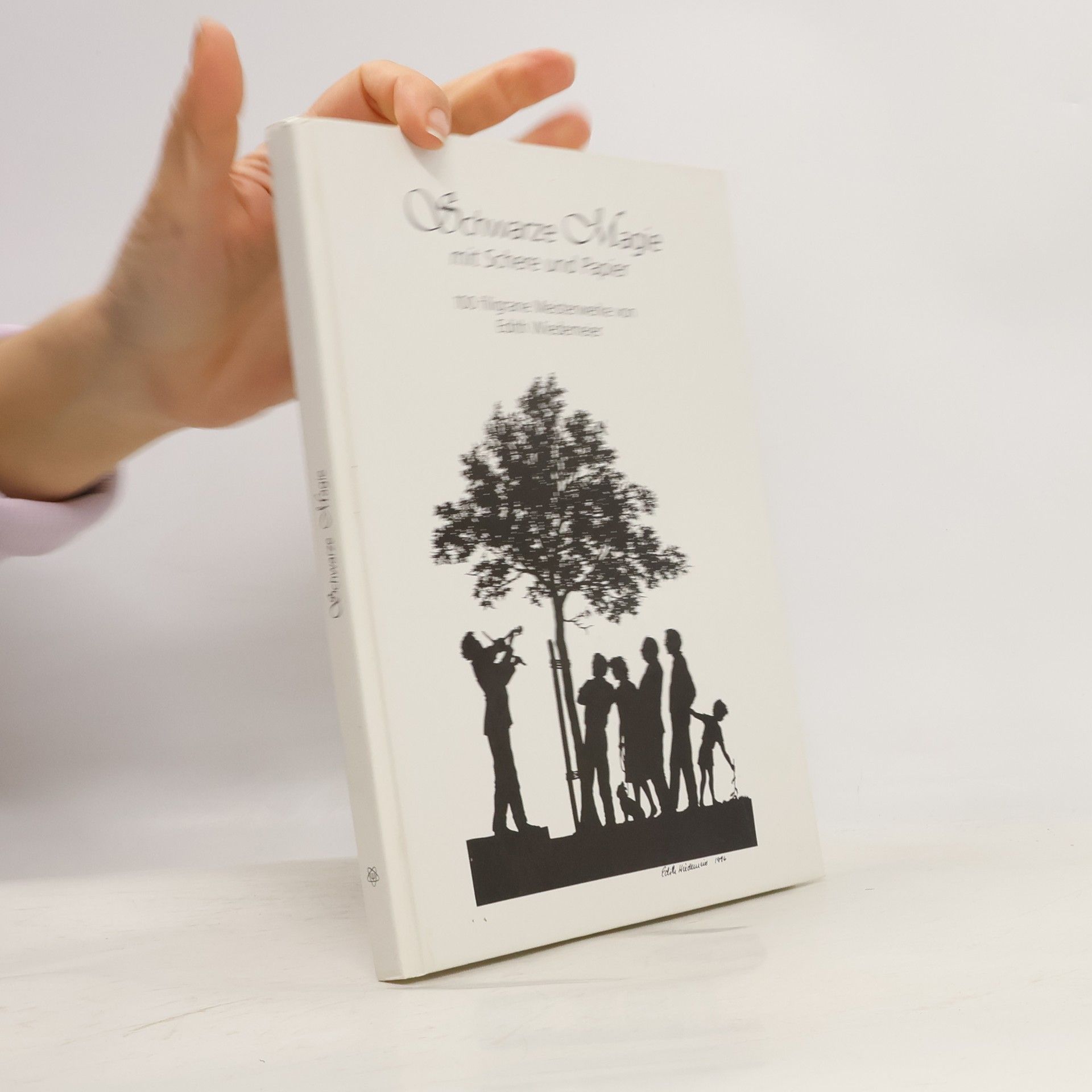 Edith Wiedemeier Schwarze Magie mit Schere und Papier