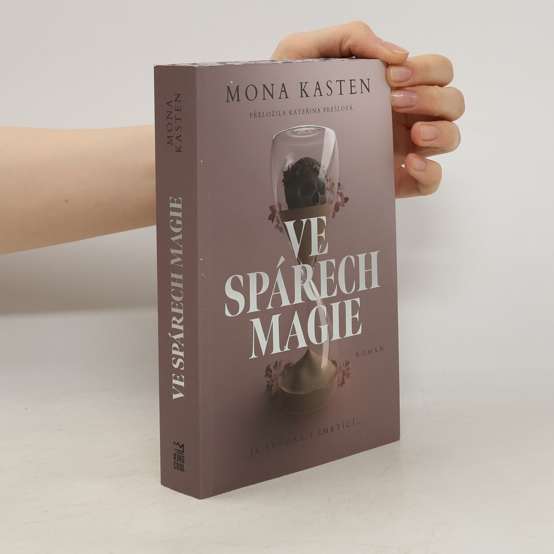 Mona Kasten Ve spárech magie