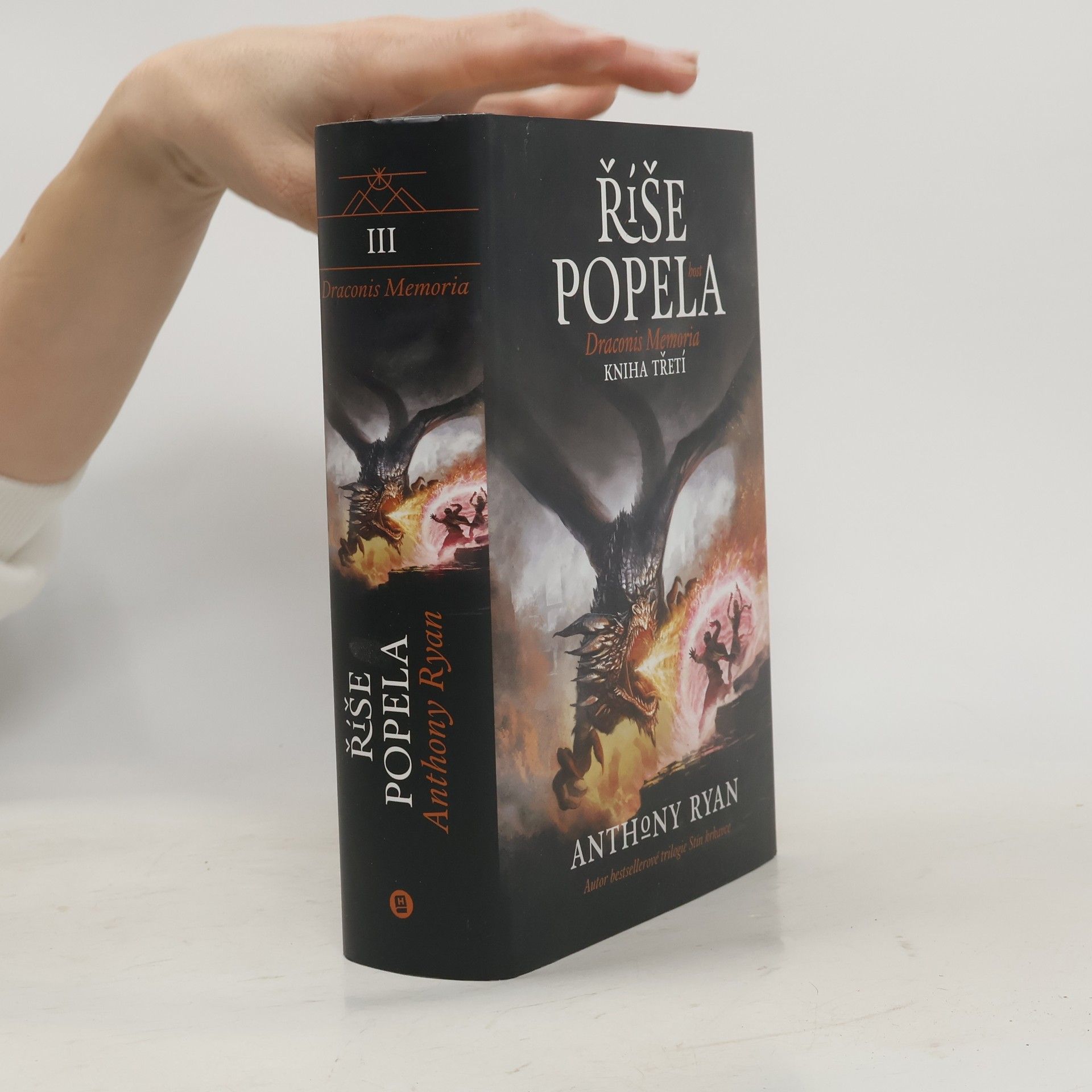 Anthony Ryan Říše popela