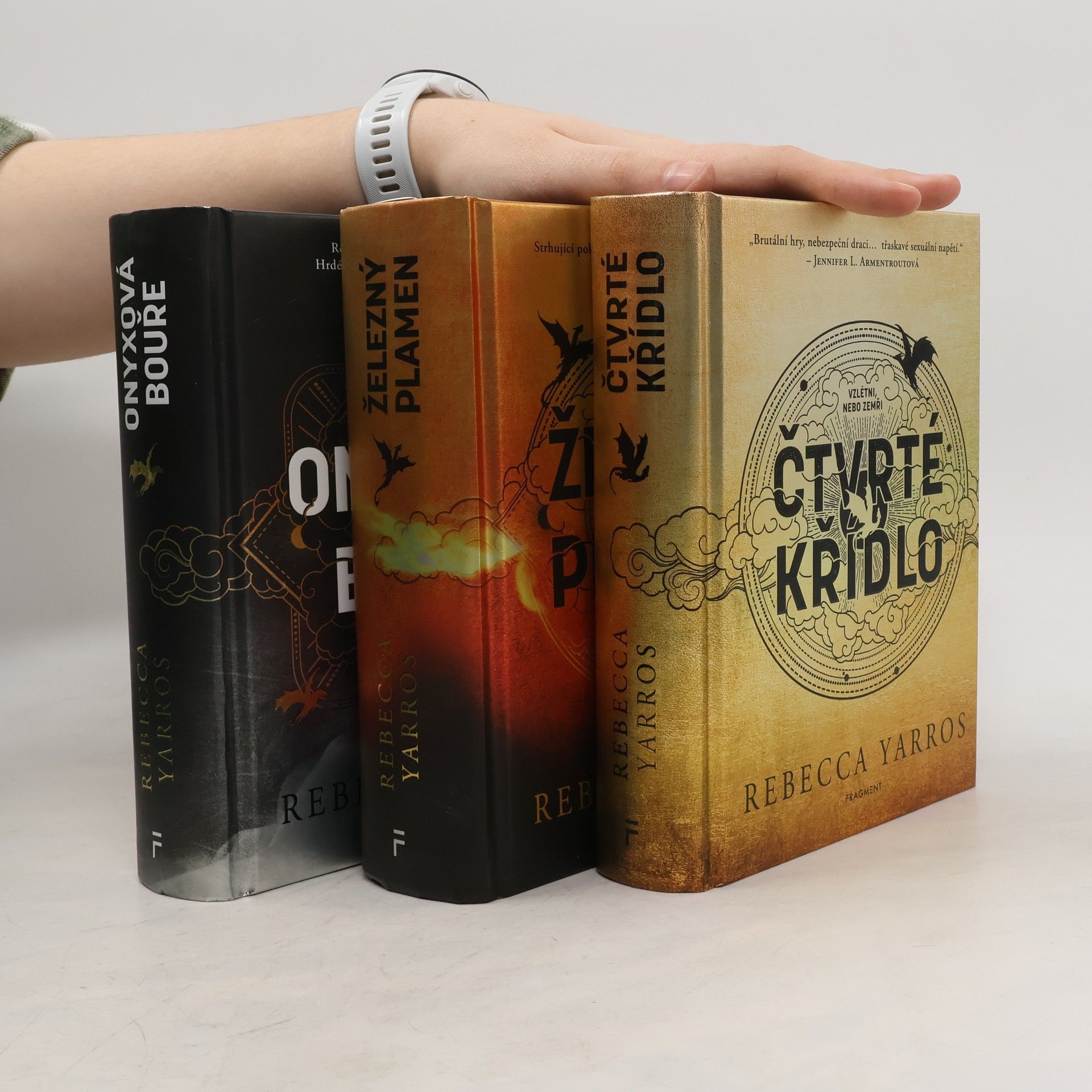 Rebecca Yarros Čtvrté křídlo. Železný plamen. Onyxová bouře