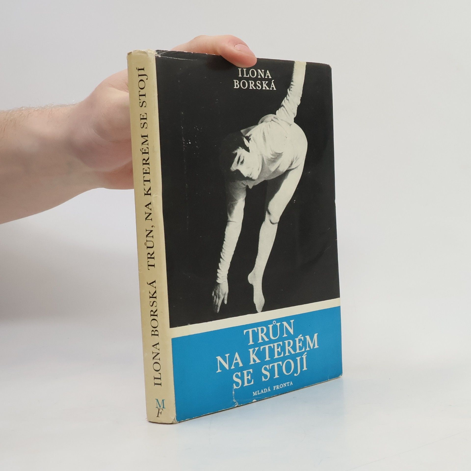 Ilona Borská Trůn, na kterém se stojí