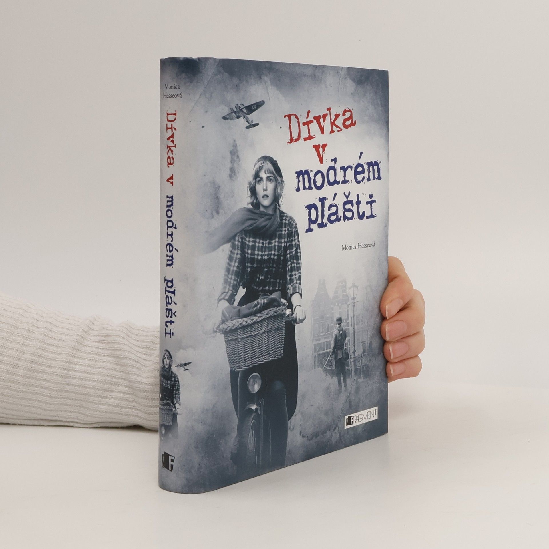 Monica Hesse Dívka v modrém plášti