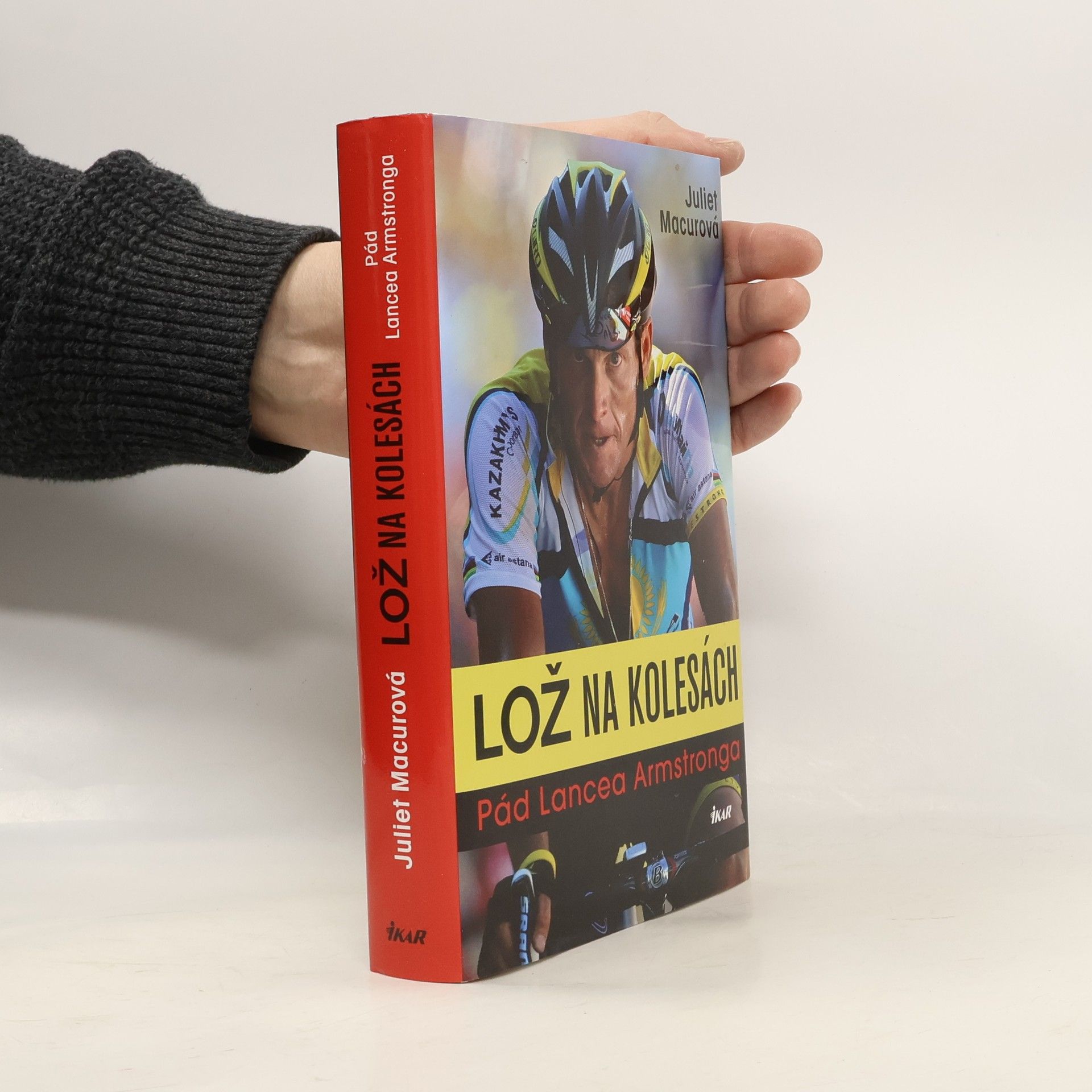 Juliet Macur Lož na kolesách - Pád Lancea Armstronga