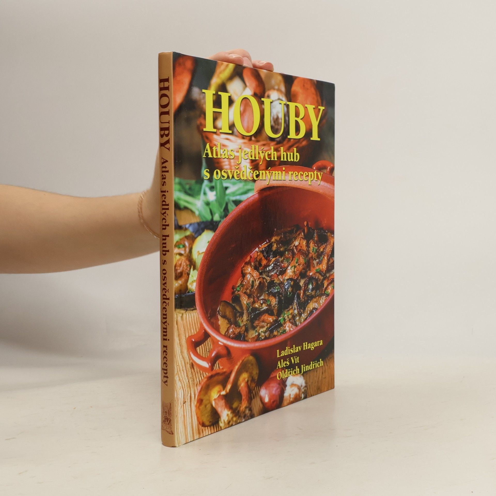 Ladislav Hagara Houby : atlas jedlých hub s osvědčenými recepty