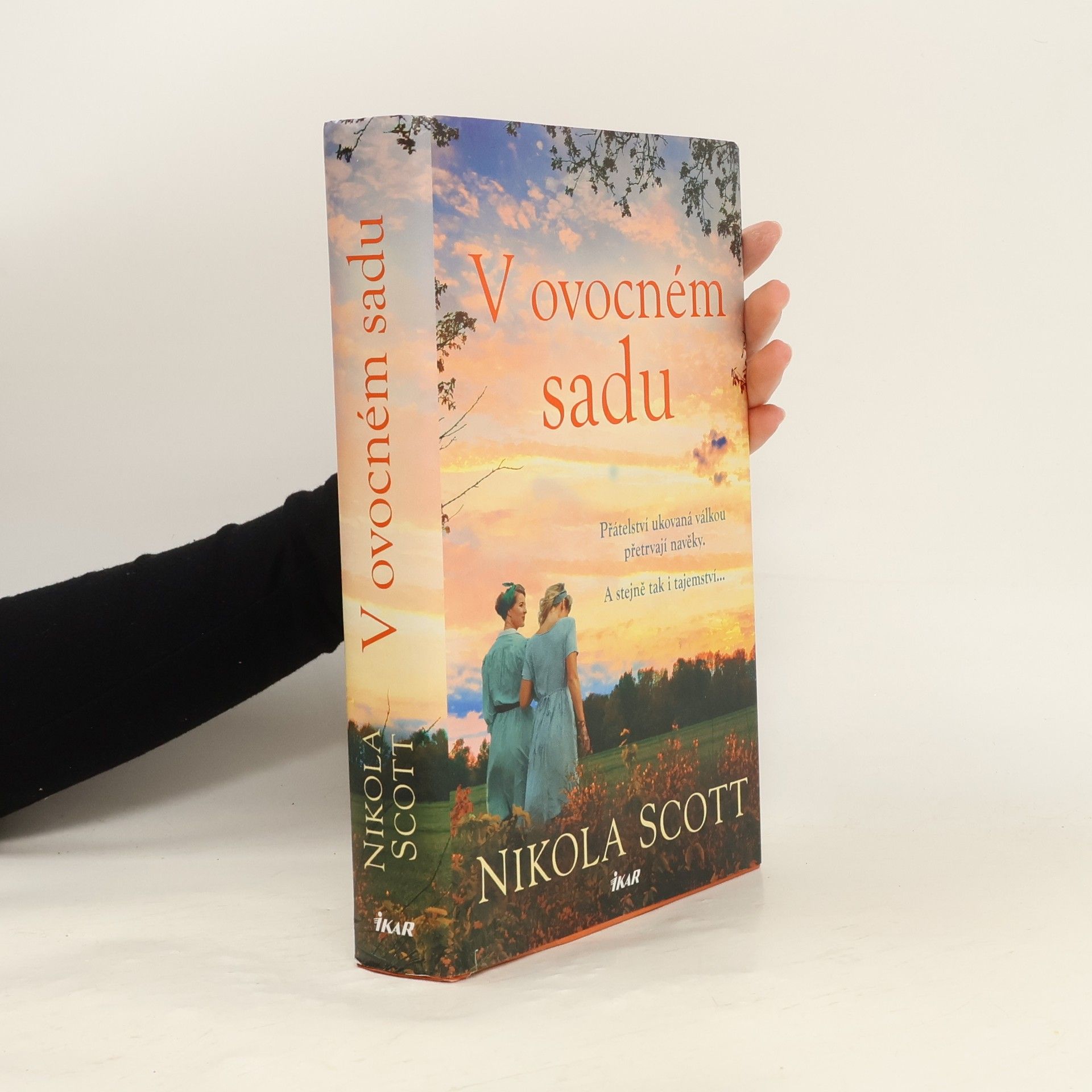 Nikola Scott V ovocném sadu