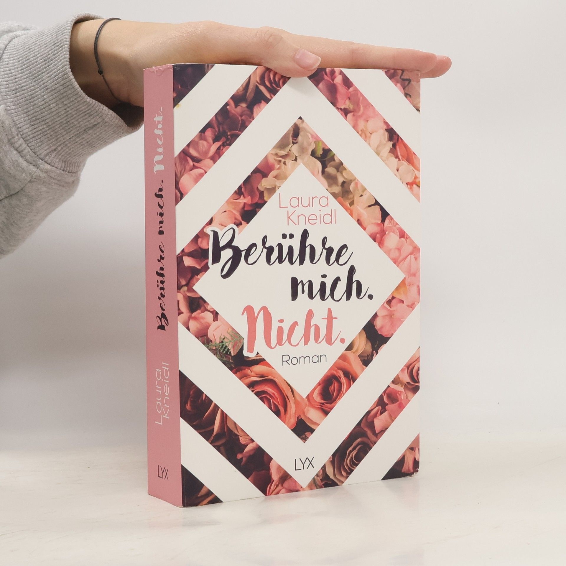 Laura Kneidl Berühre mich. Nicht.