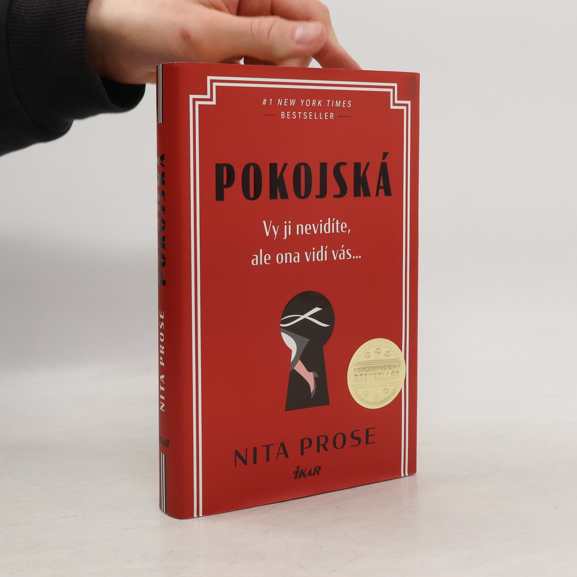 Nita Prose Pokojská: vy ji nevidíte, ale ona vidí vás...