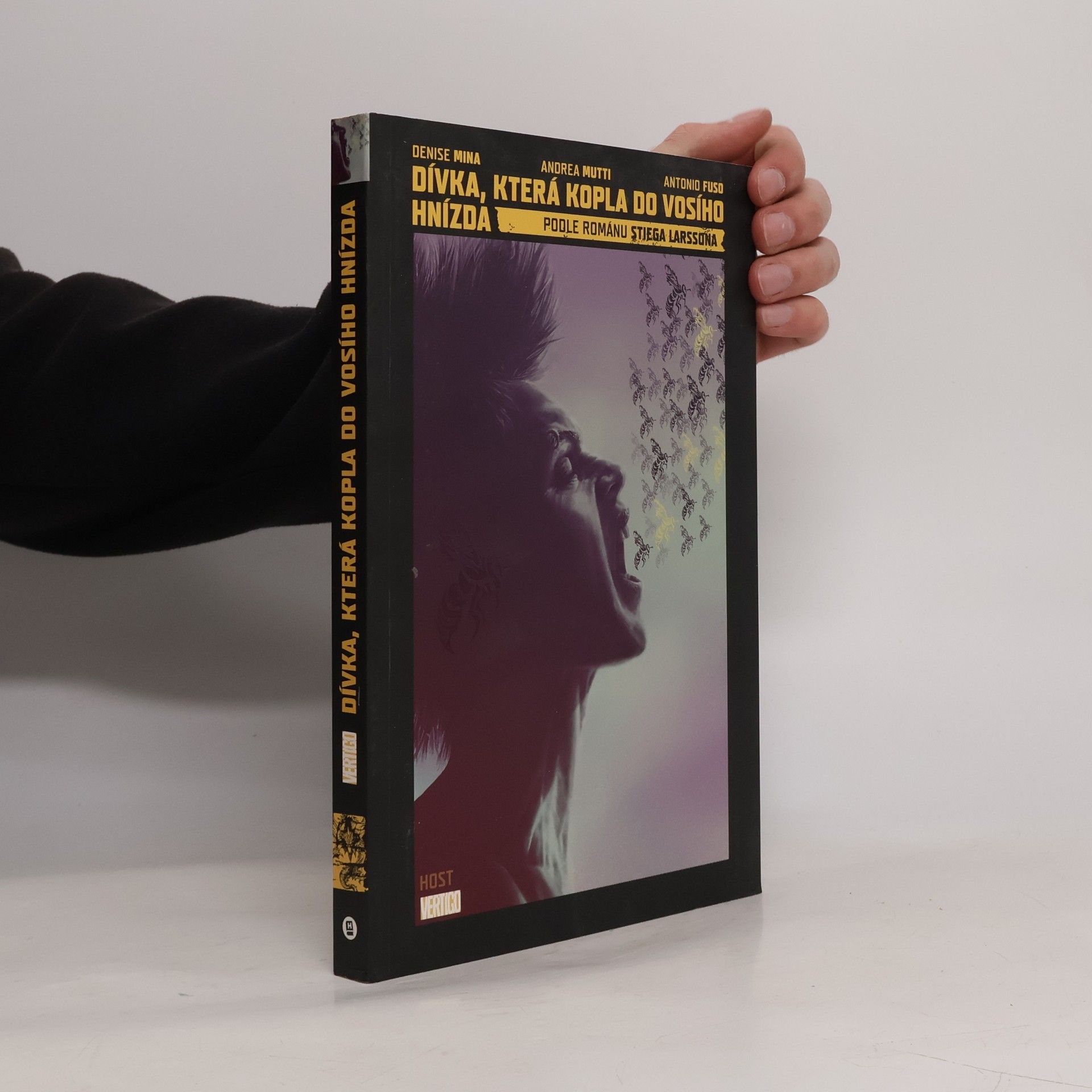 Denise Mina Dívka, která kopla do vosího hnízda