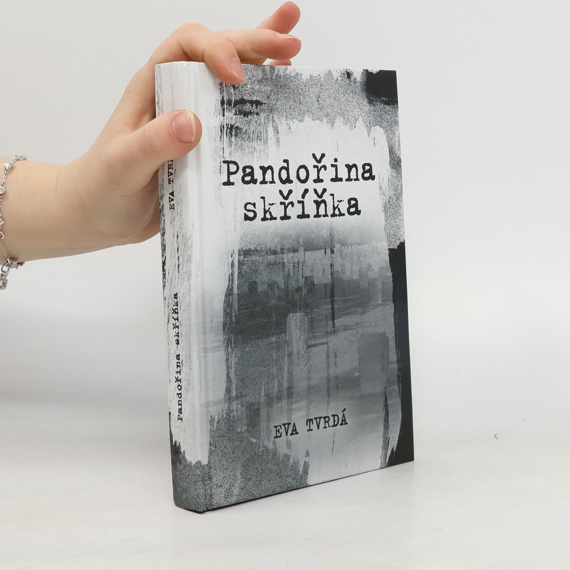 Eva Tvrdá Pandořina skříňka
