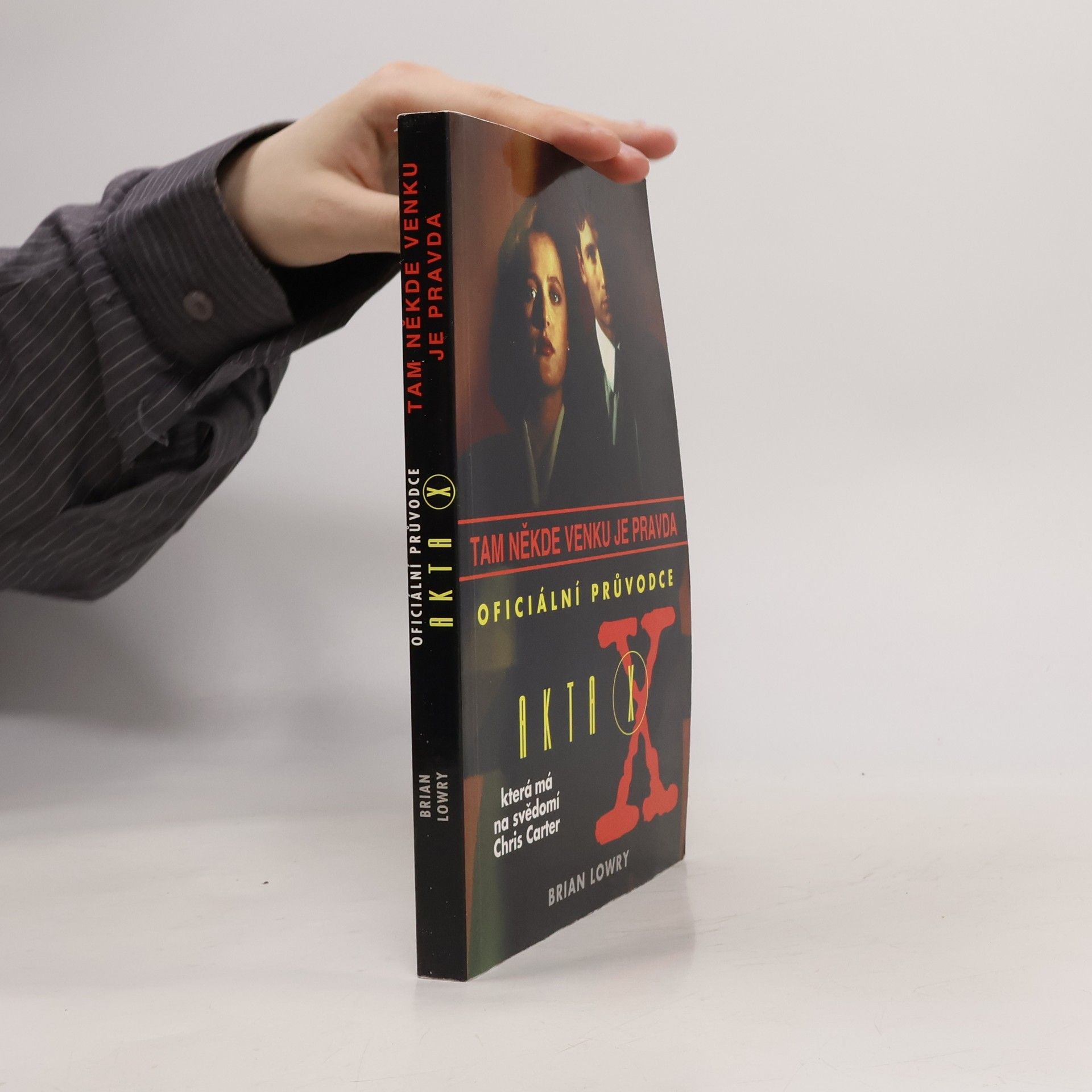 Brian Lowry Tam někde venku je pravda. Oficiální průvodce Akty X, která má na svědomí Chris Carter