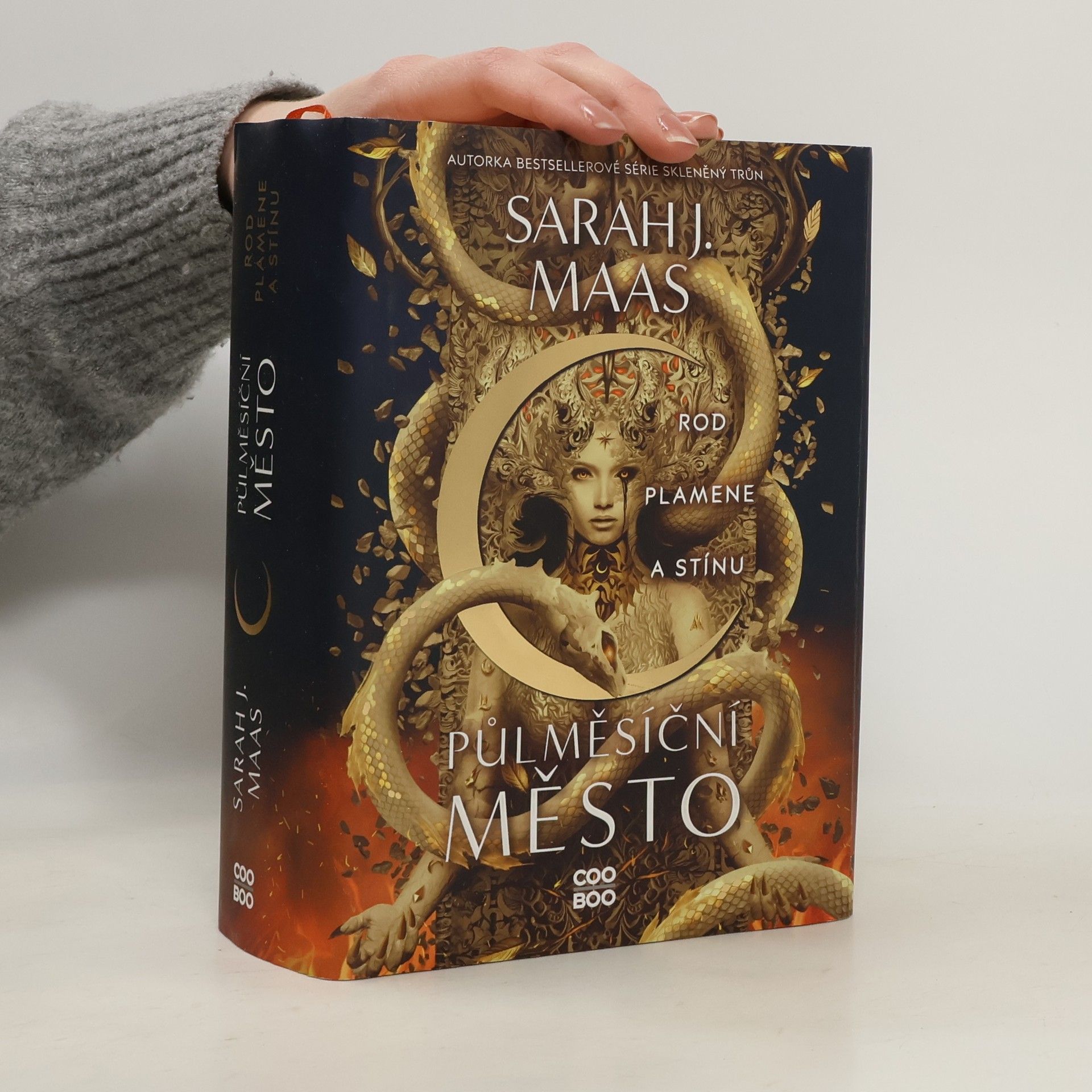 Sarah J. Maas Půlměsíční město. Rod plamene a stínu