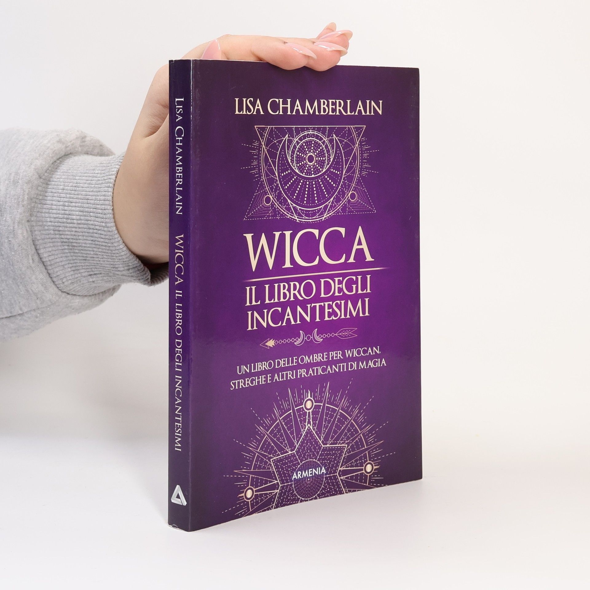 Lisa Chamberlain Wicca. Il libro degli incantesimi. Un libro delle ombre per wiccan, streghe e altri praticanti di magia