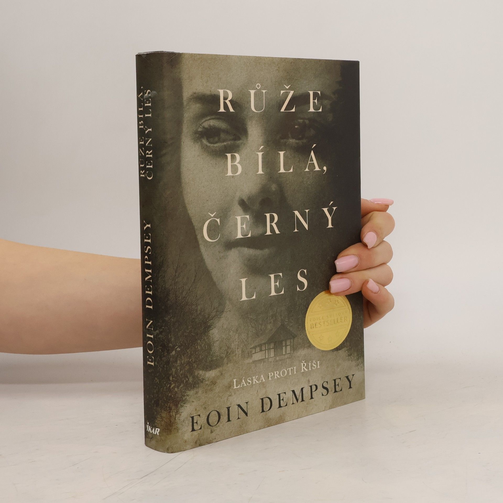 Eoin Dempsey Růže bílá, černý les
