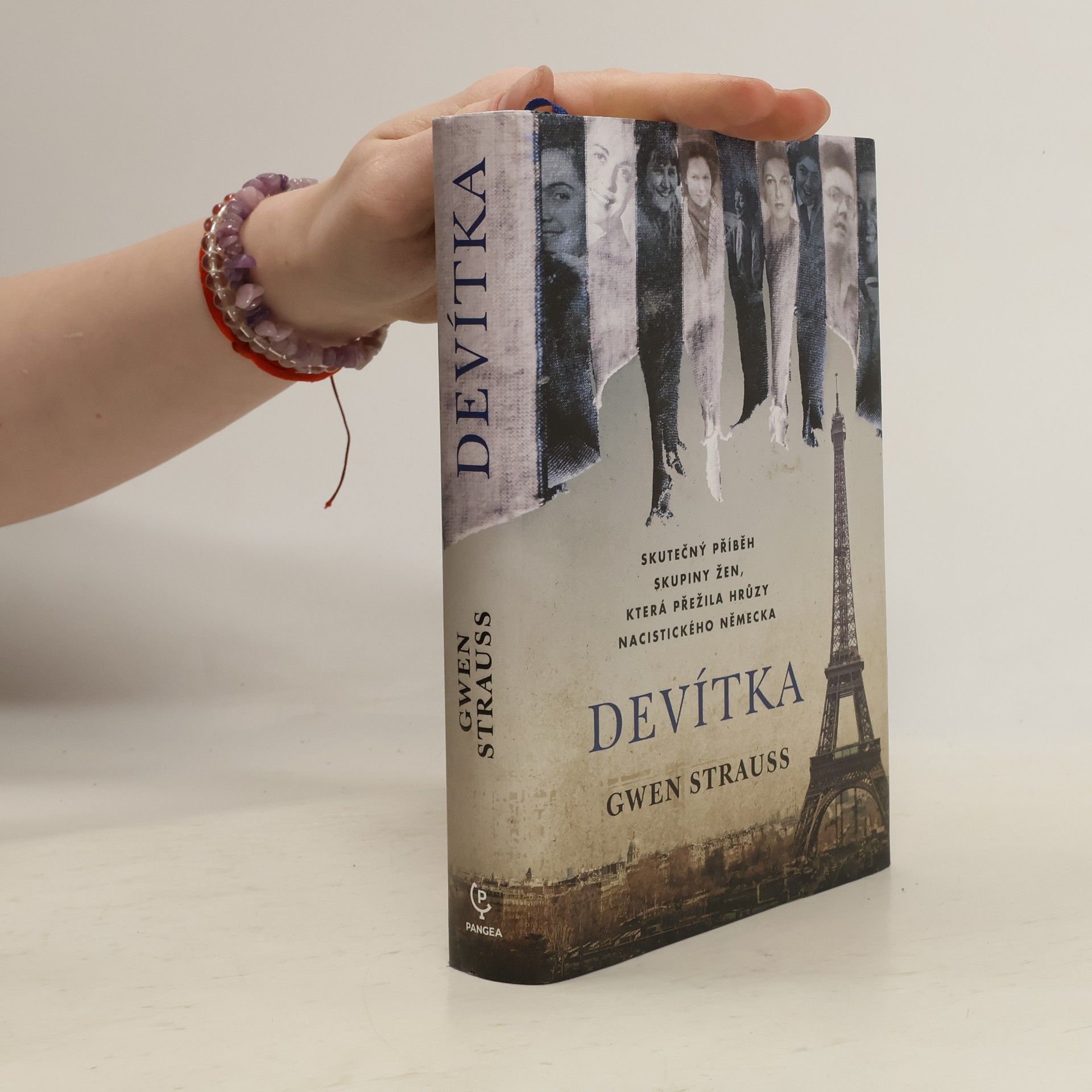 Gwen Strauss Devítka