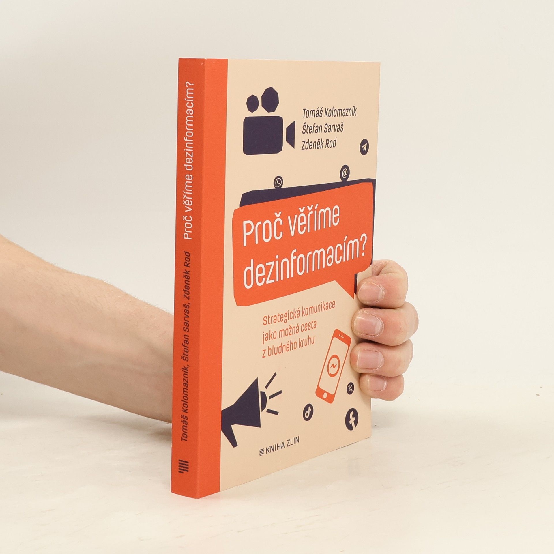 Tomáš Kolomazník Proč věříme dezinformacím? : strategická komunikace jako možná cesta z bludného kruhu