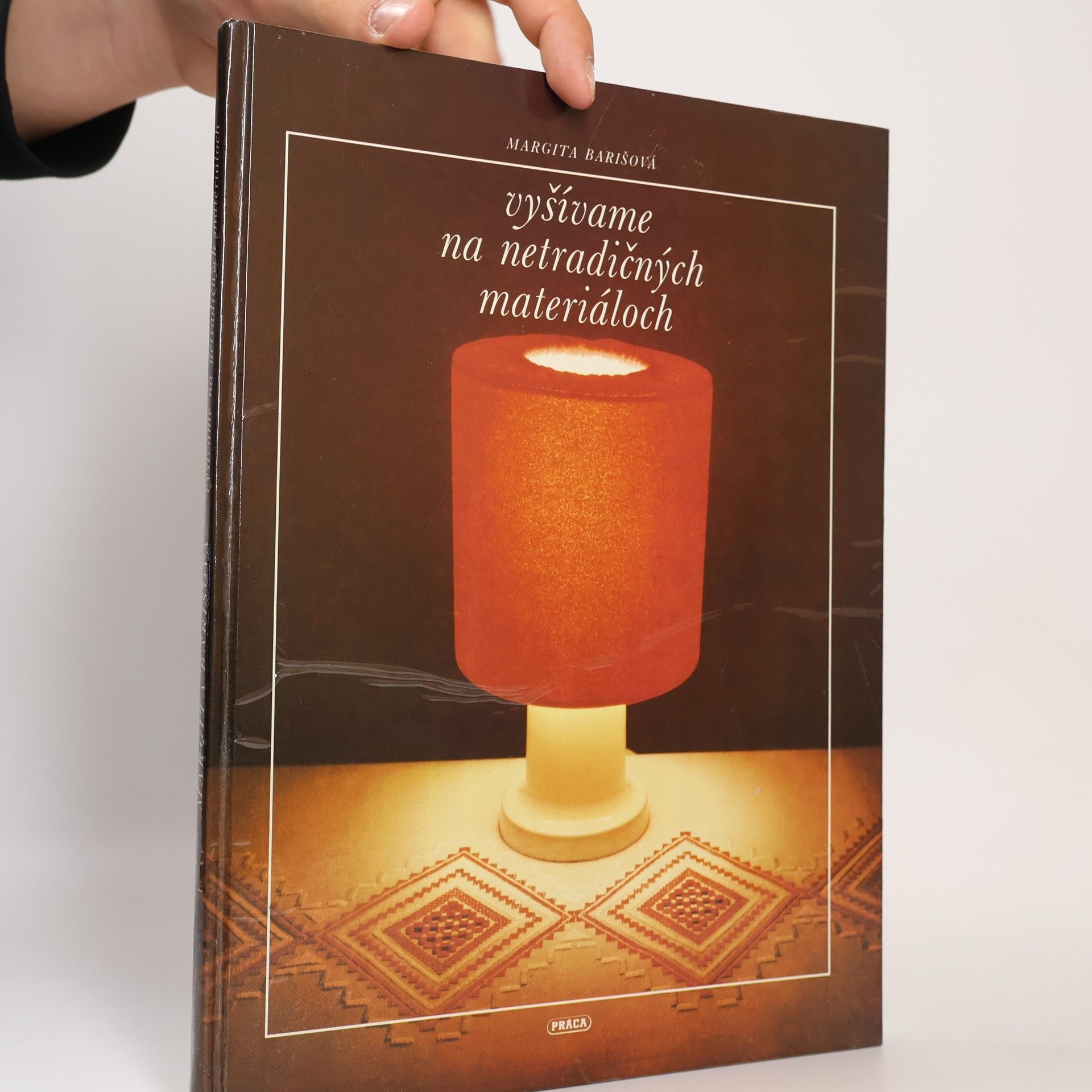 Vyšívame na netradičných materiáloch