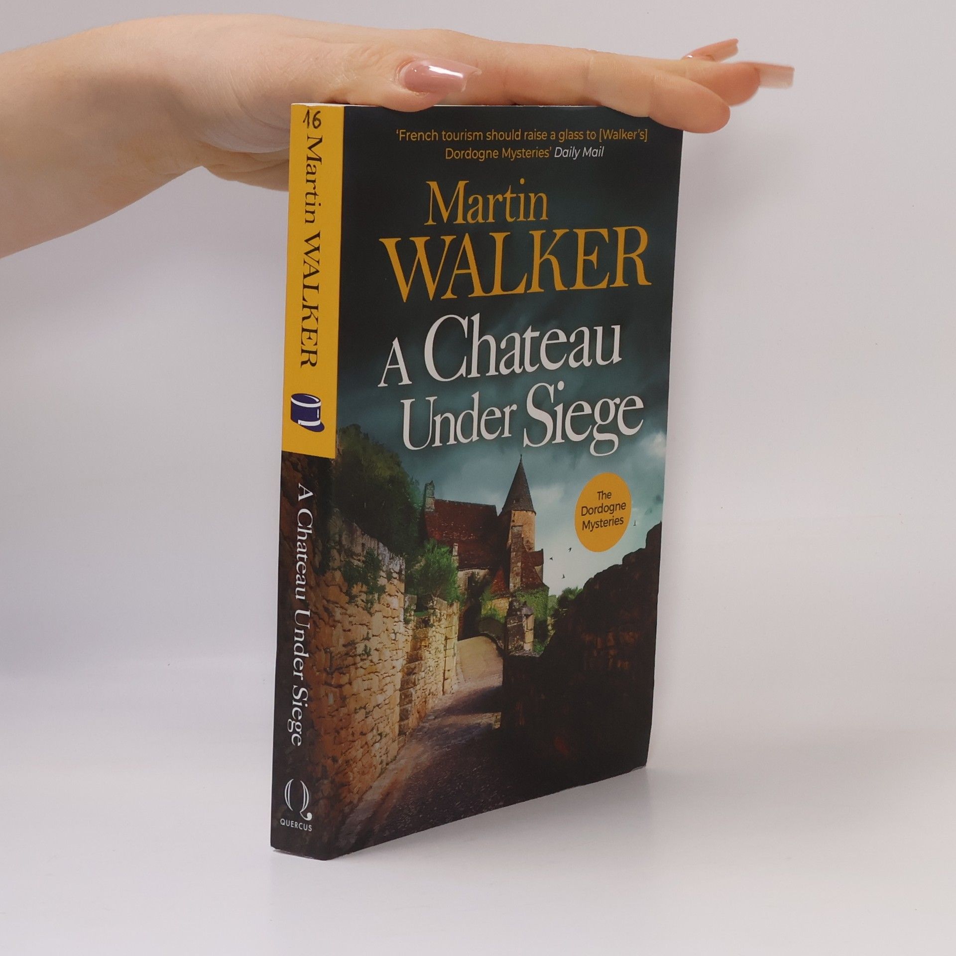 Martin Walker A Chateau Under Siege: Heartstopping new case for France´s favourite country cop