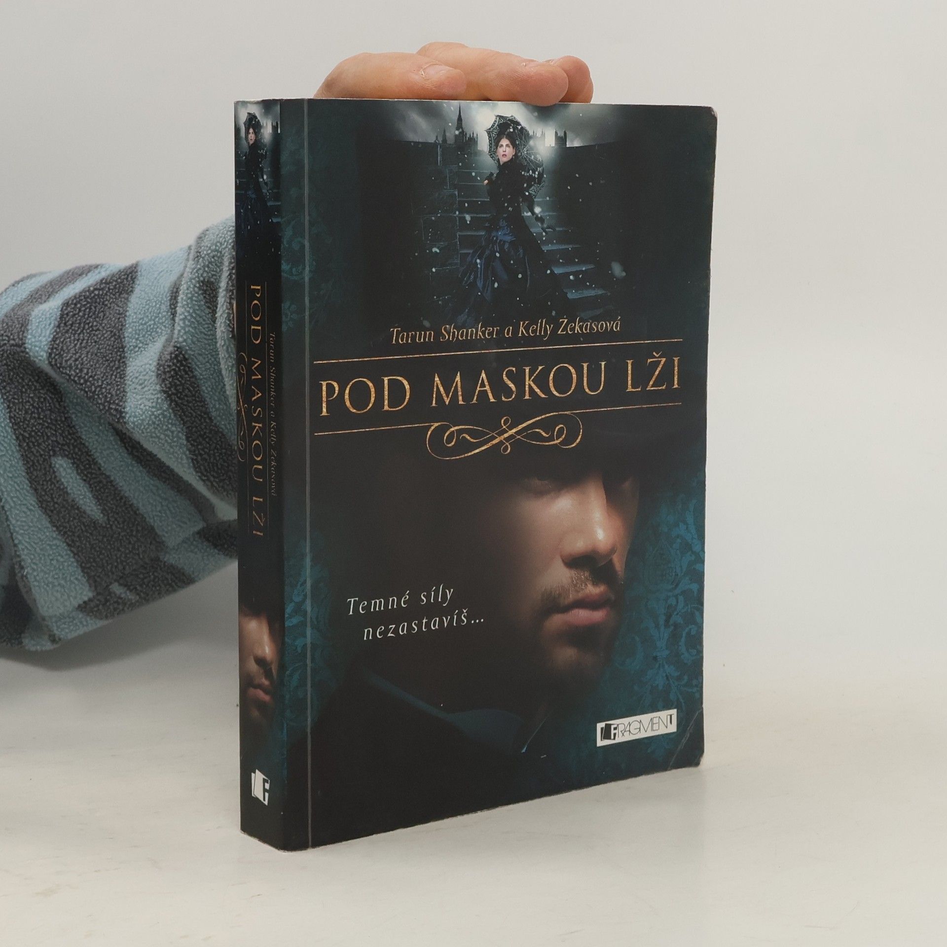 Kelly Zekas Pod maskou lži