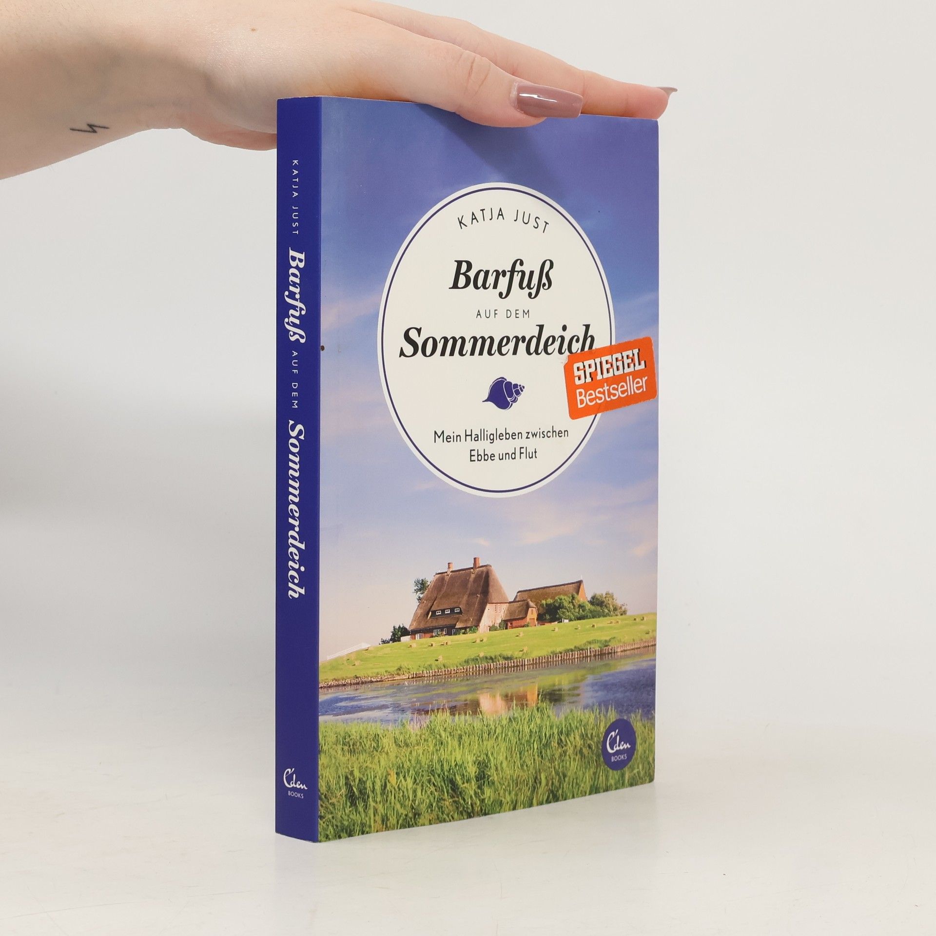 Katja Just Barfuß auf dem Sommerdeich