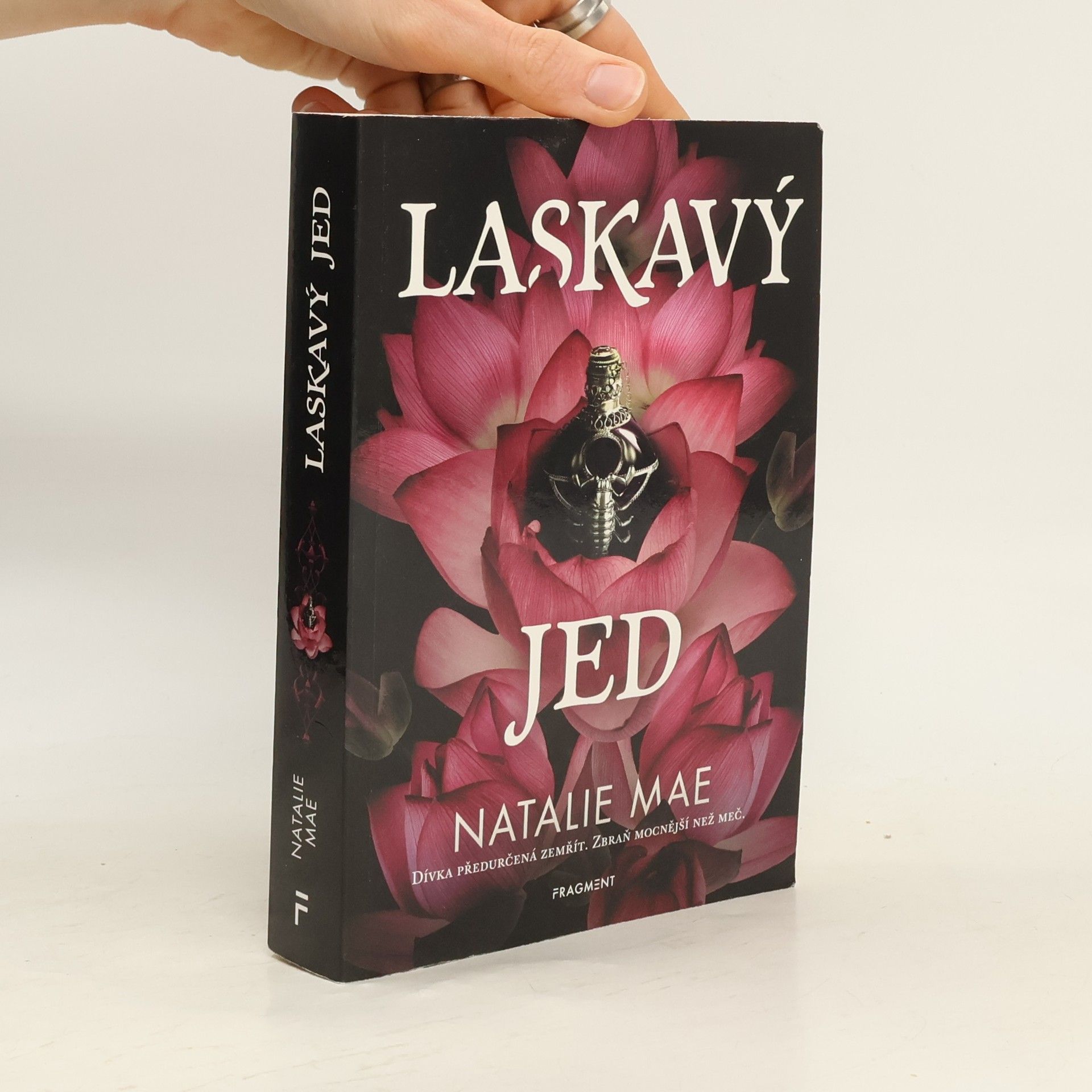 Natalie Mae Laskavý jed