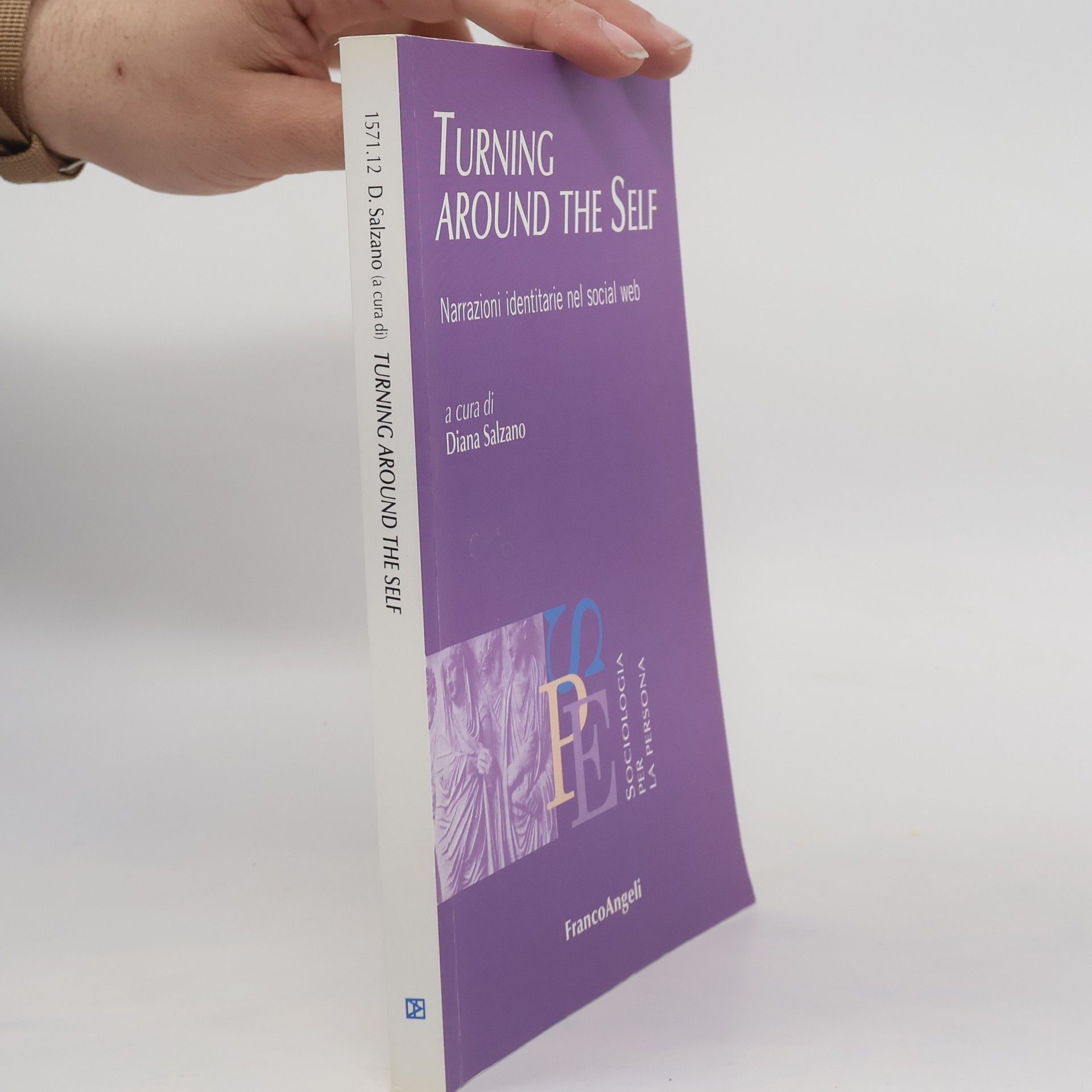 Diana Salzano Sociologia per la persona: Turning Around the Self. Narrazioni identitarie nel social web
