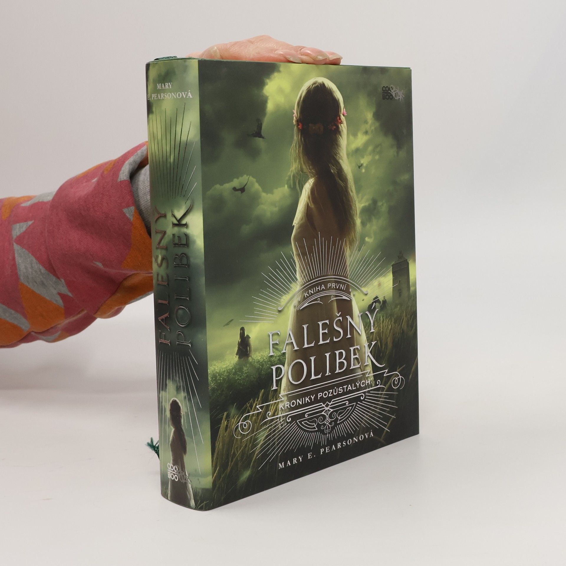 Mary E. Pearson Kroniky pozůstalých. Kniha první, Falešný polibek