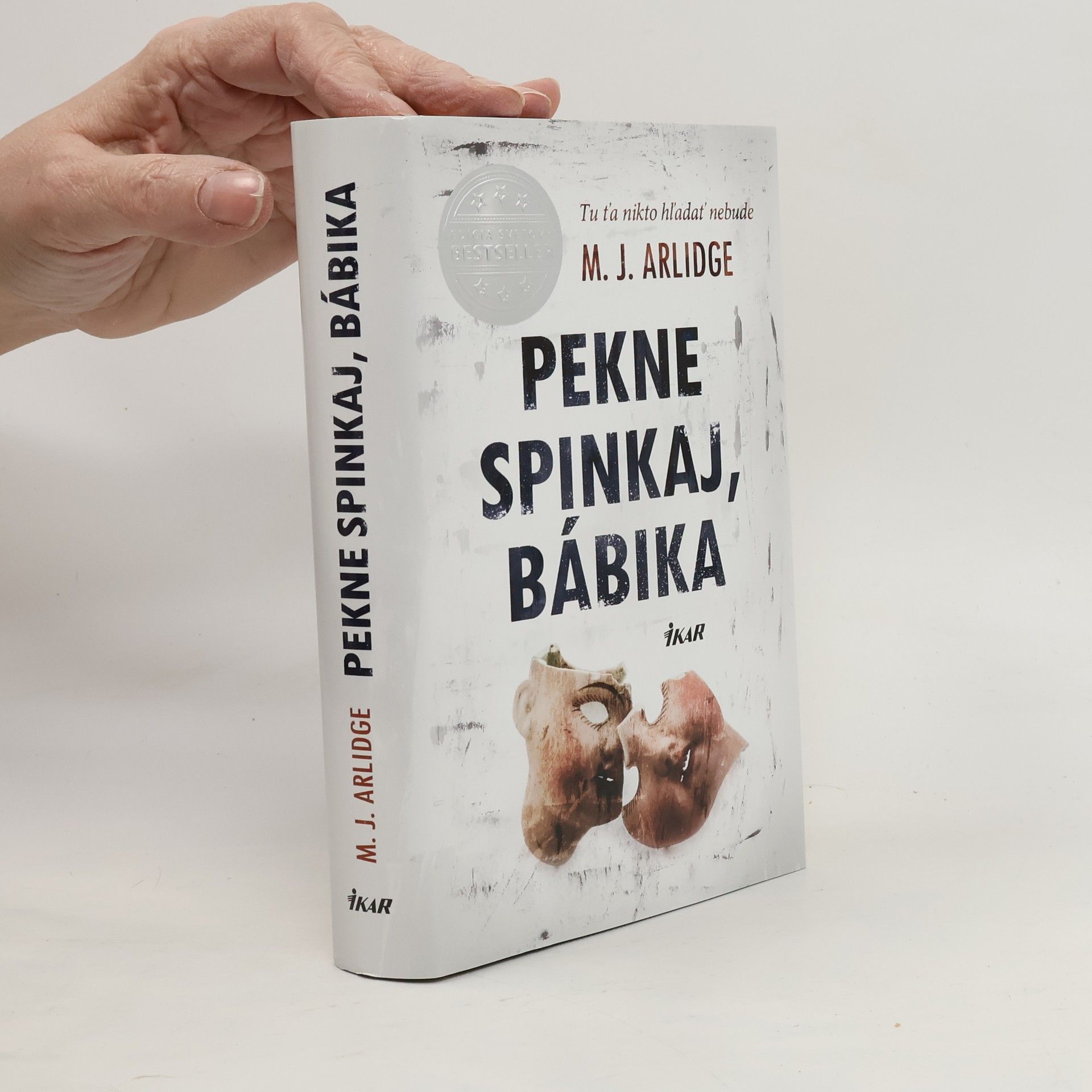 M. J. Arlidge Pekne spinkaj, bábika