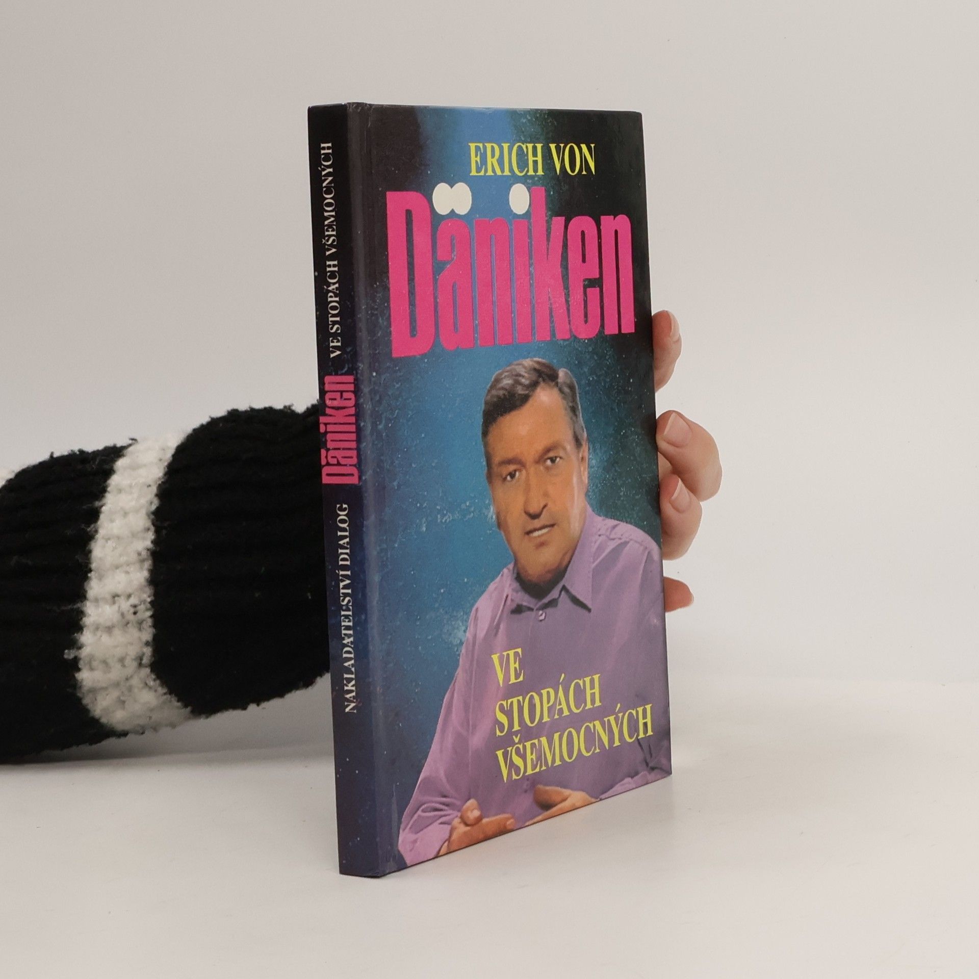 Erich von Däniken Ve stopách všemocných