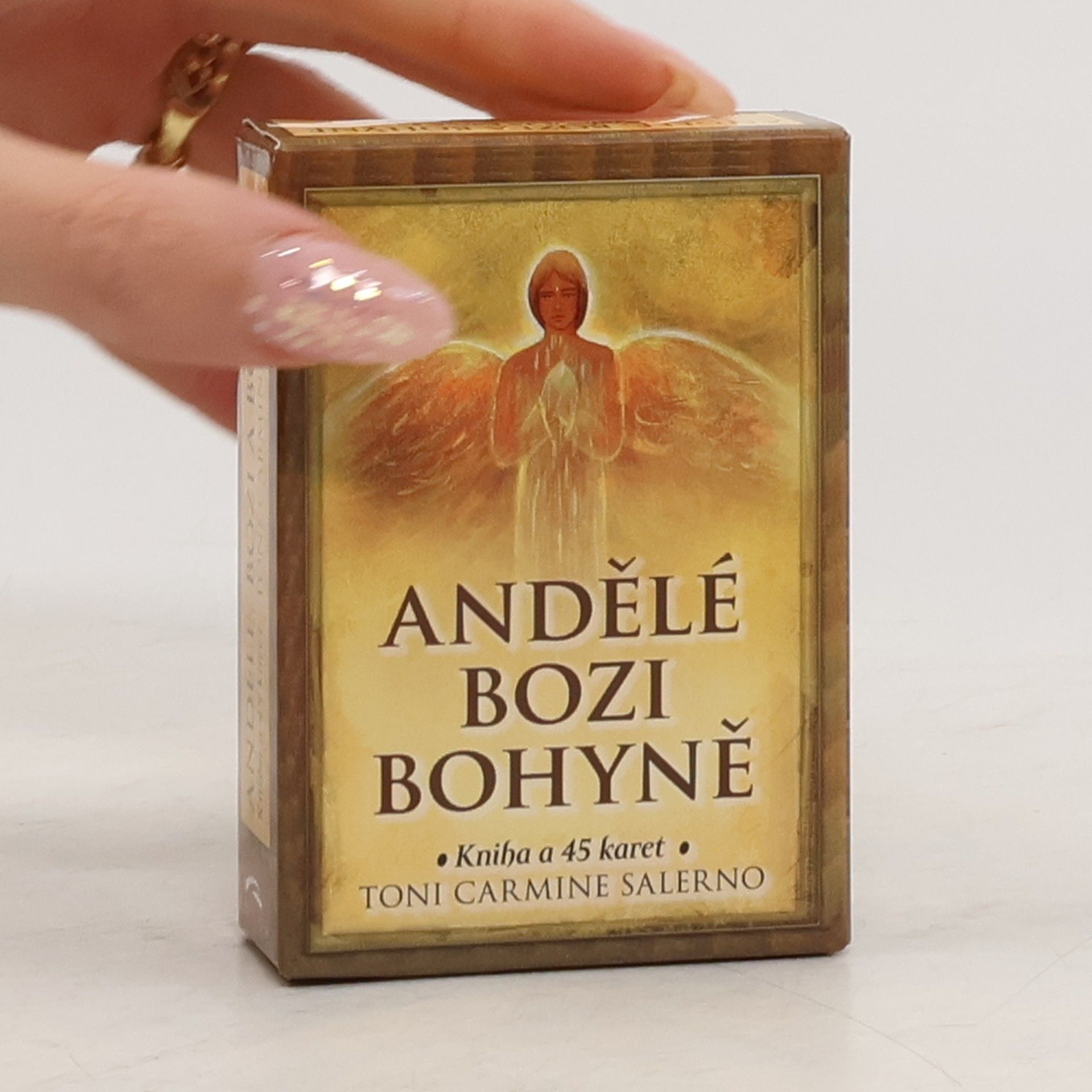 Toni Carmine Salerno Andělé, bozi, bohyně