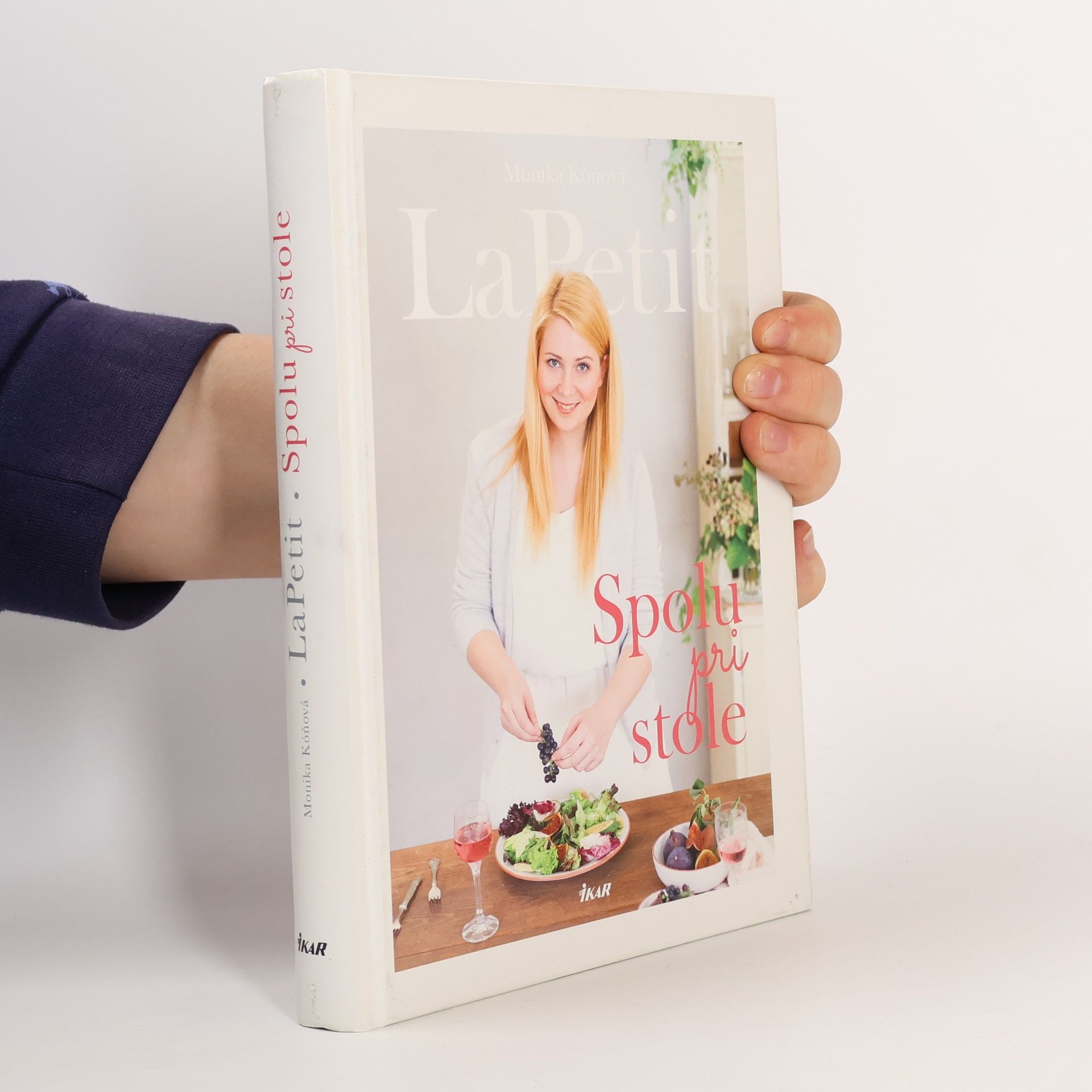 Monika Kóňová La Petit - spolu pri stole
