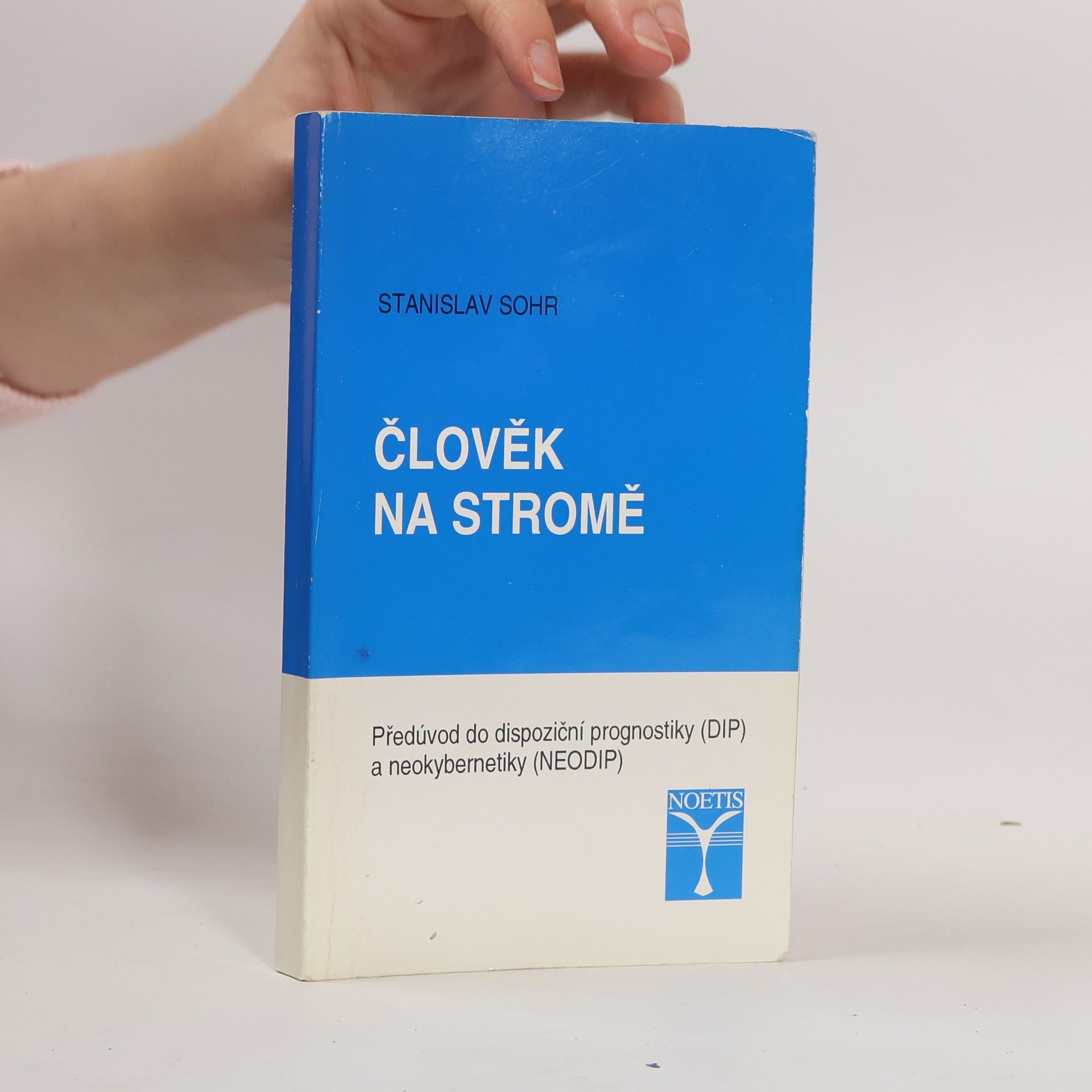 Člověk na stromě